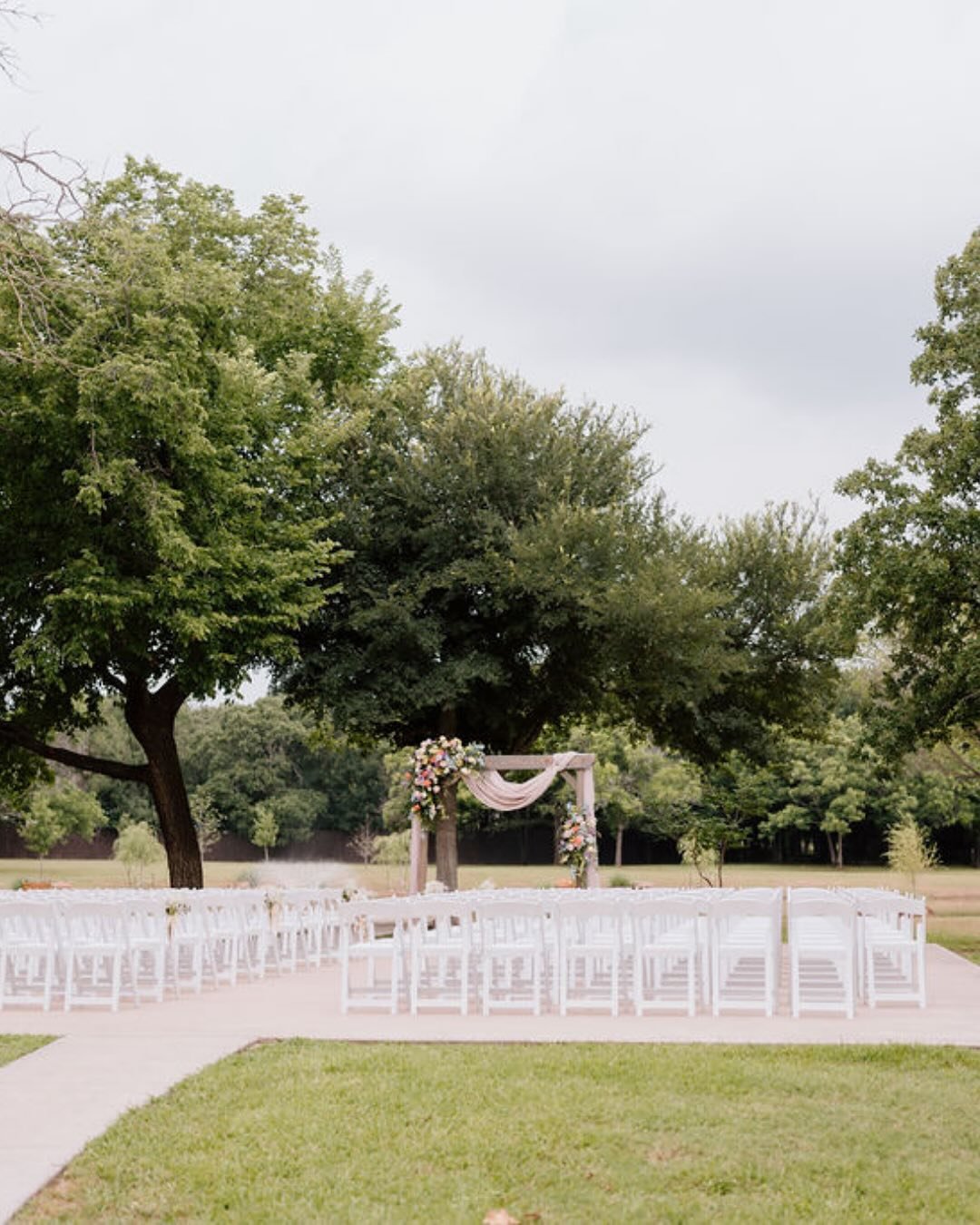 Kelli &amp; Ben had the sweetest ceremony! 💍

Photo @samanthapaigephotos

#tuscanoaksestate #dfwwedding #weddingvenue #dfwweddingvenue #dallasweddings #texasweddings #texaswedding #weatherfordwedding #texasbride #northtexaswedding