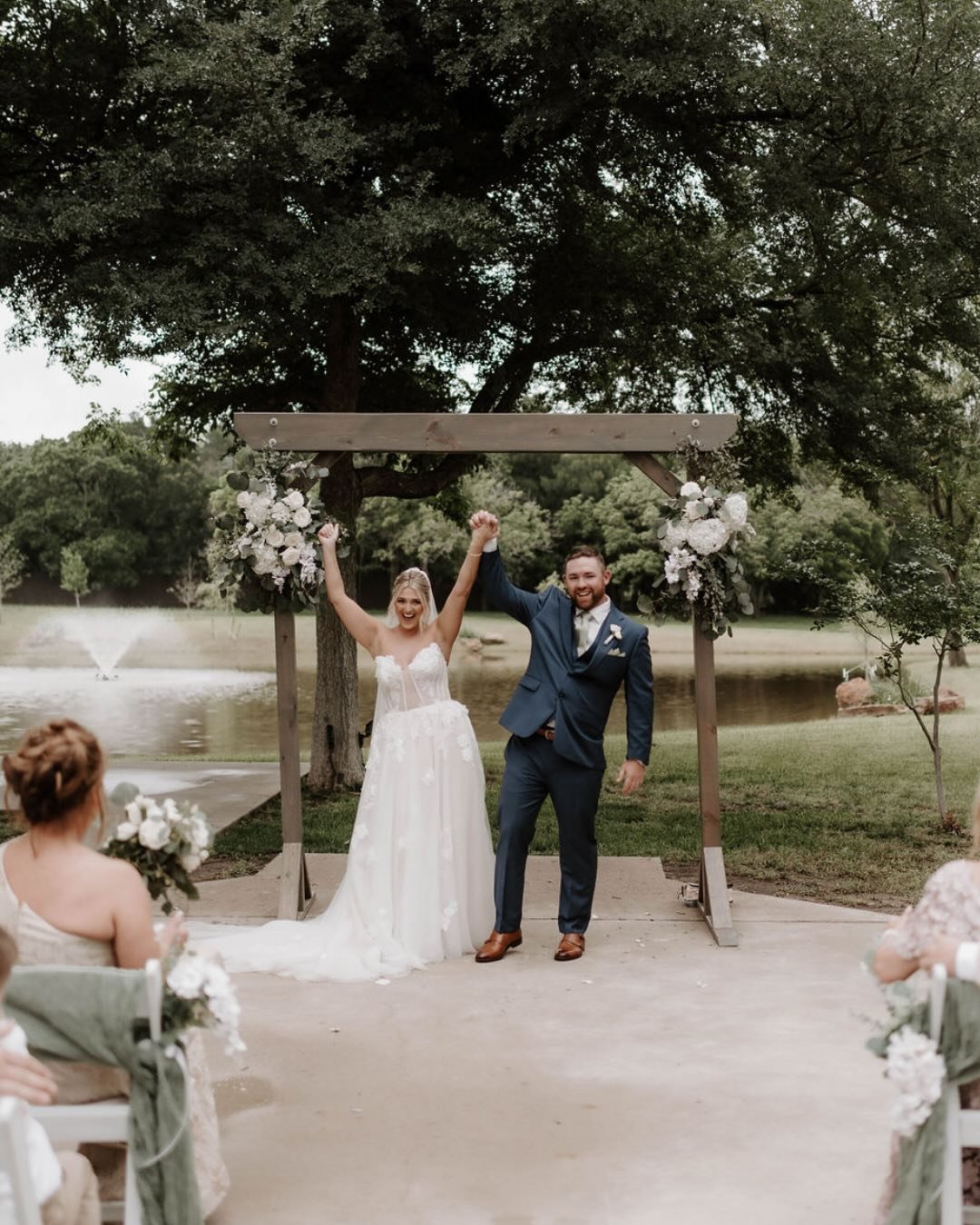 Mr. + Mrs.  Van Horn ✨💍

@photographybykylee 

#tuscanoaks #tuscanoakswedding #texasweddings #dallasfortworthweddings #texasvenue 
#texasbride #dfwwedding #weddinginspiration #potd #venueinspo #venueinspiration #dfwweddings