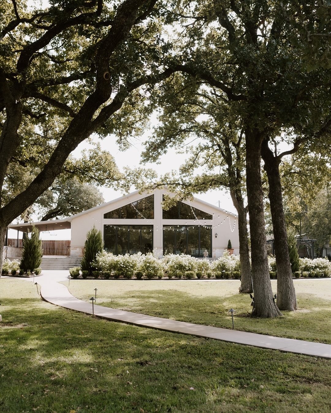 ✨ Hey, engaged couples! ✨ Day dreaming about your wedding and wanting a sneak peek of what it could look like? We&rsquo;ve got you covered! Here is a glimpse of what your wedding day could look like here at Tuscan Oaks Estate. 💍 We had the absolute 