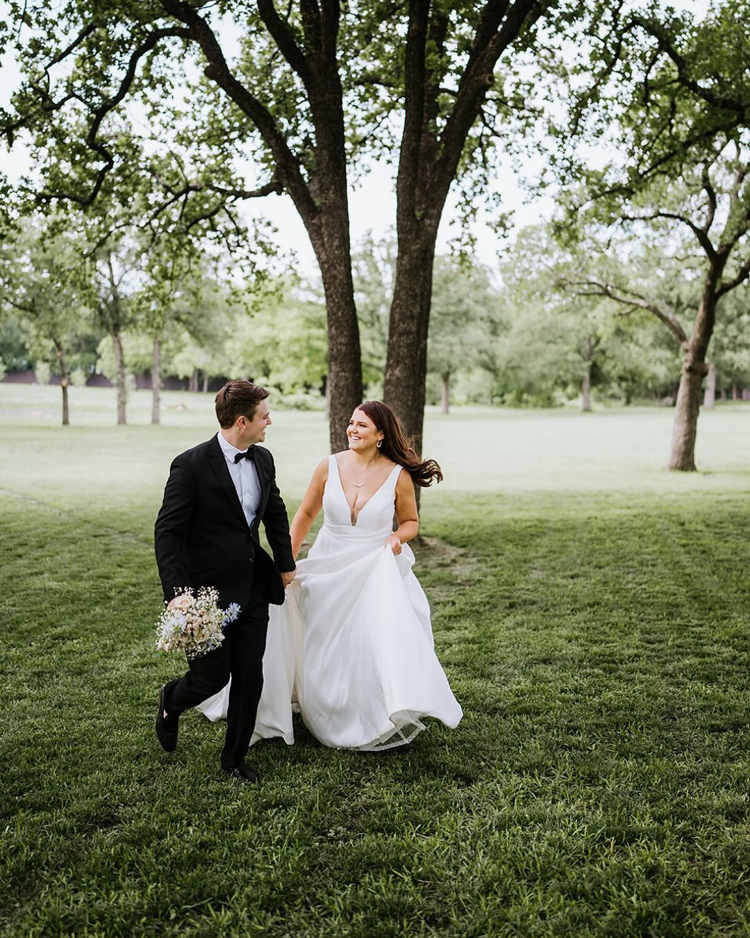 ✨Imagine your dream wedding coming to life at the stunning Tuscan Oaks Estate! ✨This styled shoot captures the perfect blend of elegance and charm, featuring a romantic outdoor ceremony, a picturesque ballroom reception. 🍃🥂

Photo @samanthapaigepho