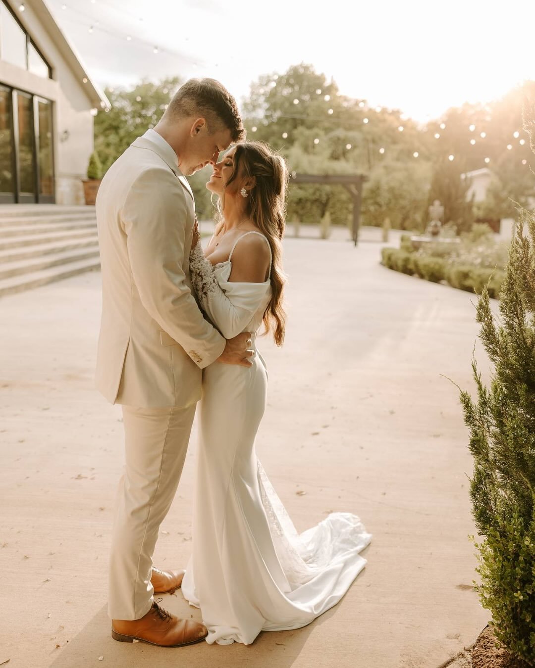 Golden hour magic✨

hosts:@collidephotoco @allisonjoyphotography
venue: @tuscanoaksestate
hair: @hairbytexasjane
makeup: @slaymysoulmua
dress: @vivienneatelier.dallas @vivienneatelier.bridal 

#texasbride #weatherfordwedding #dallasweddings #dfwweddi