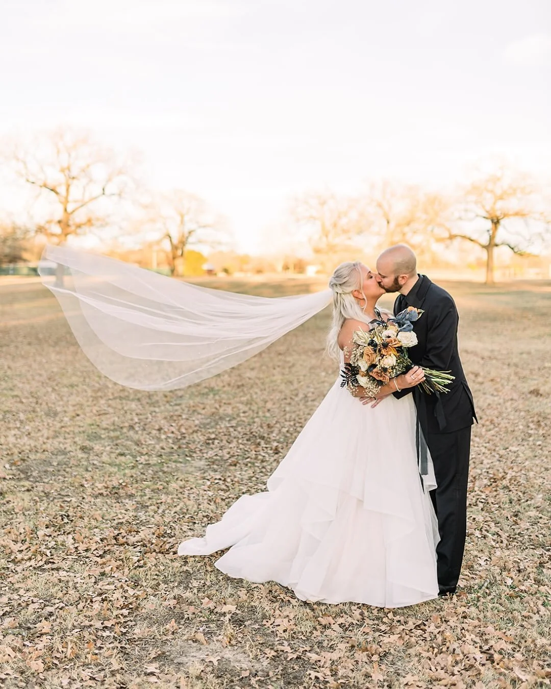 ✨ Tuscan Oaks Estate has a way of being beautiful in every season. In the summer, the grounds are lush and green. In the fall and winter, the trees and golden tones bring a soft, romantic glow that&rsquo;s just as magical. No matter when you say &ldq