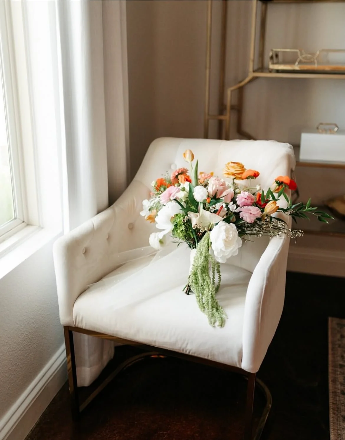 There&rsquo;s something about those quiet hours before the &lsquo;I do&rsquo;&mdash;the butterflies, the laughter, the final touches. The anticipation is almost as magical as the moment itself. ✨💍 Here at Tuscan Oaks Estate, our newly renovated gett