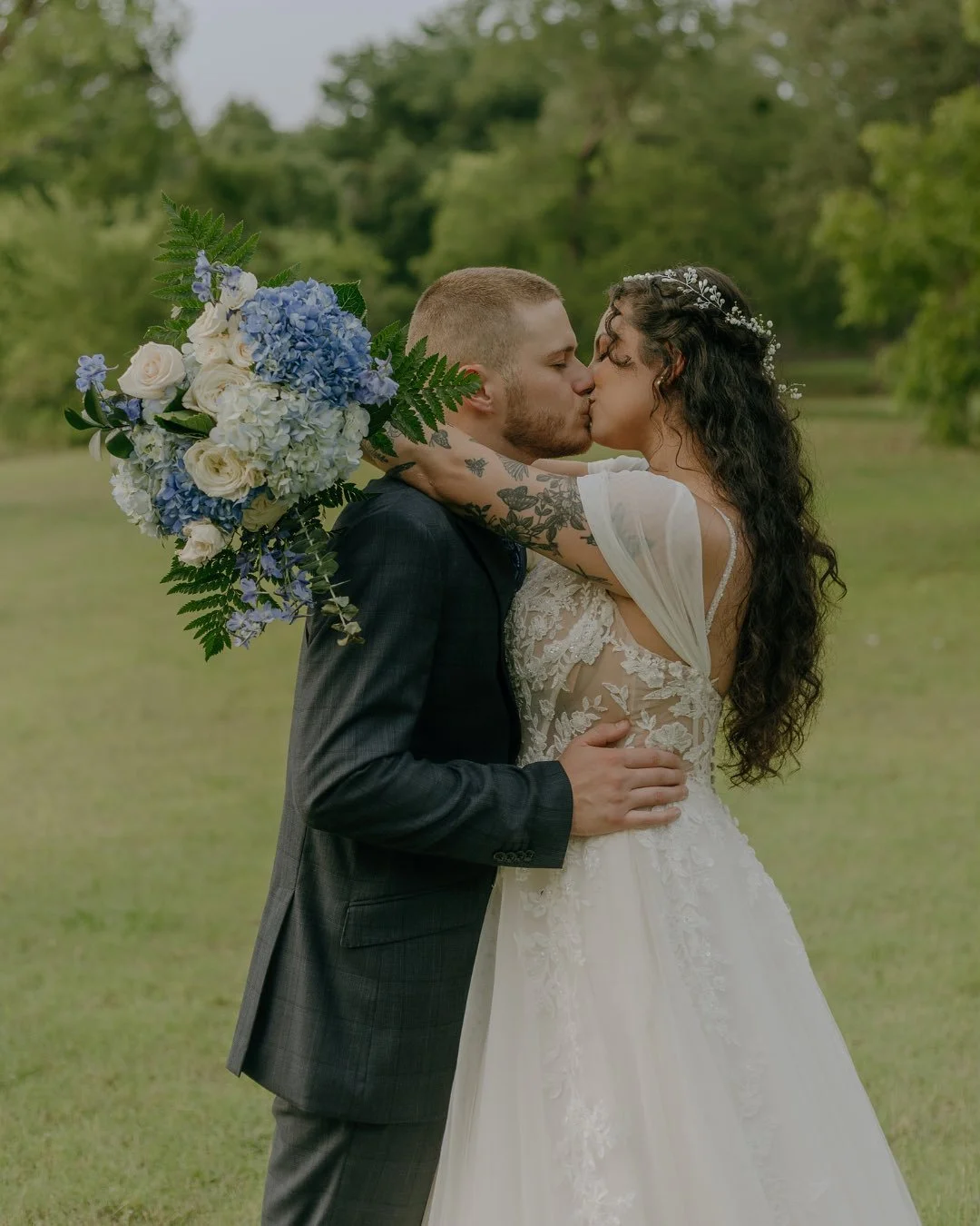 Introducing the Taylors ✨

Modern romance meets effortless style at Tuscan Oaks. From the lakeside &ldquo;I do&rsquo;s&rdquo; to the glowing chandelier-lit reception, every detail was pure perfection.

Think cool tones, lush florals, and a whole lot 