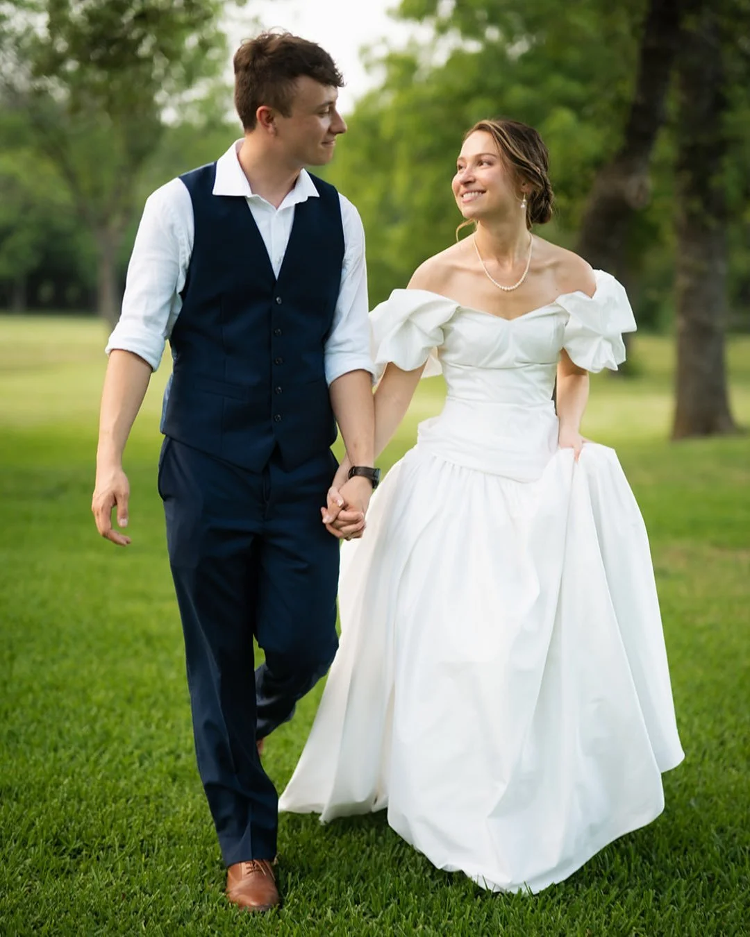 There&rsquo;s something special about portraits at Tuscan Oaks Estate &mdash; wide-open green spaces, towering oak trees, and that soft Texas sunset that makes every moment feel like a scene from a love story. 🌳✨

Whether you&rsquo;re sneaking away 
