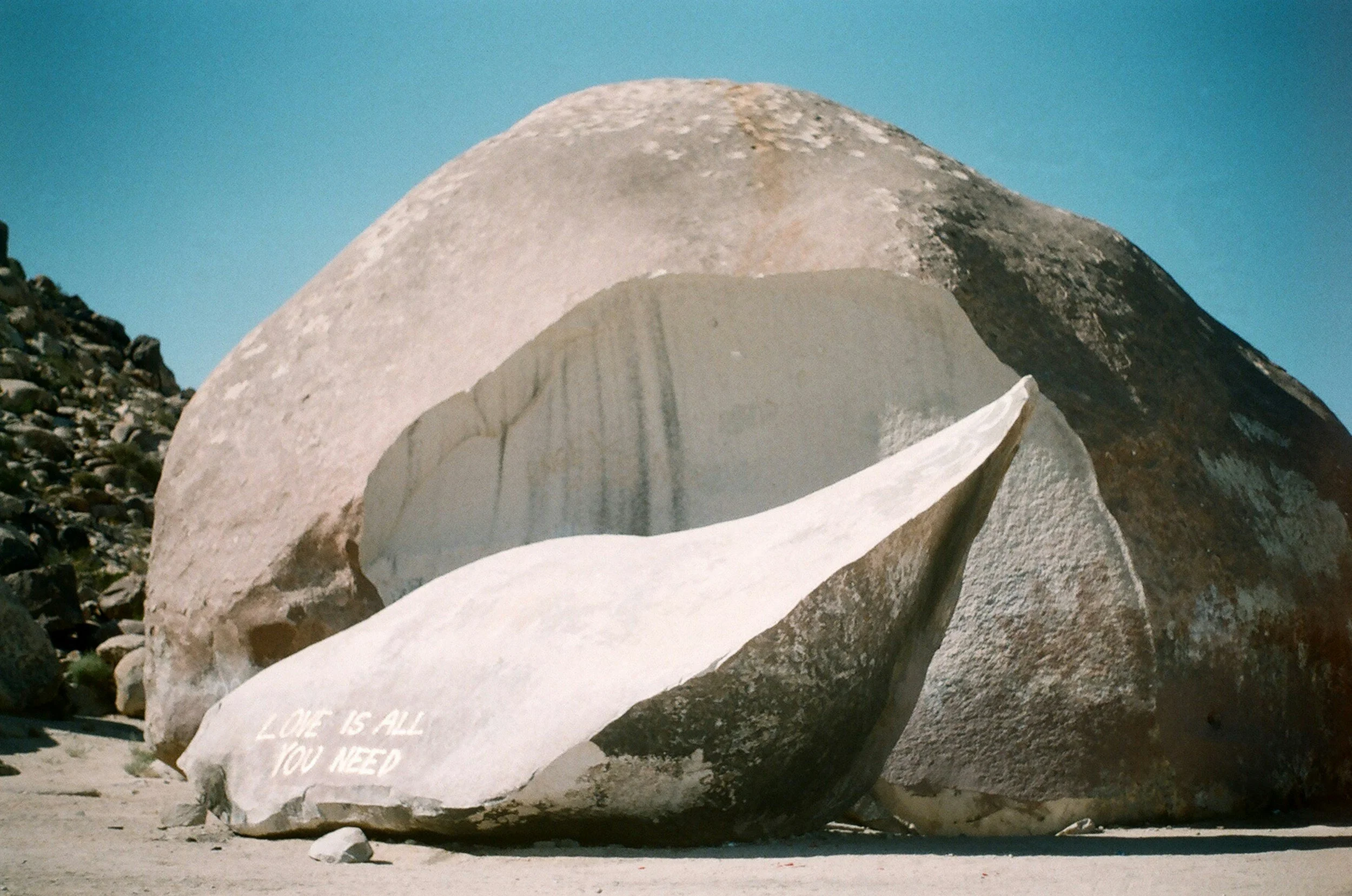 Giant Rock Near Joshua Tree: The Complete 2026 Visitor's Guide