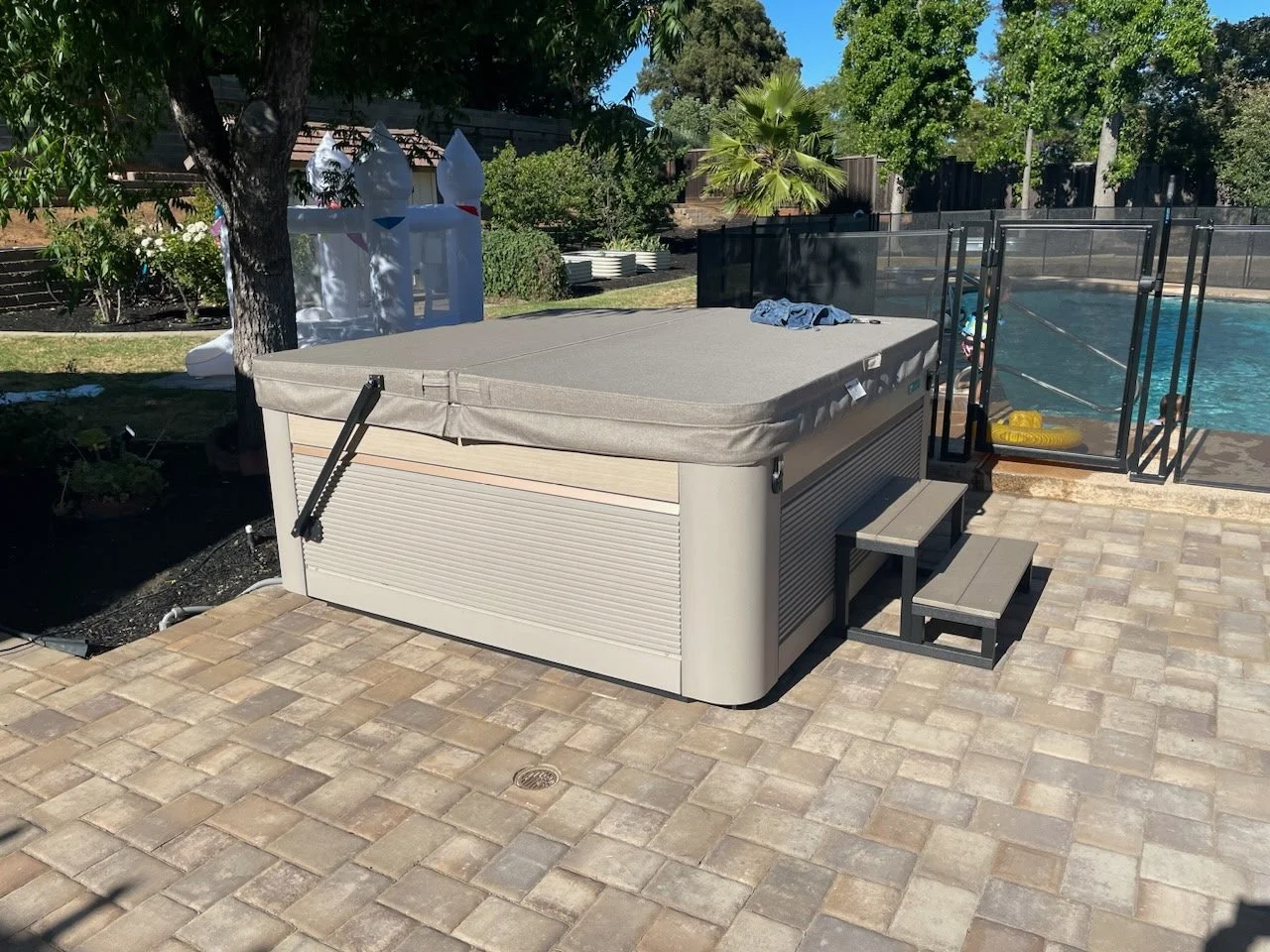 Caldera Makena Spa
Paradise Series
Seats 6 Adults
3 Pumps
24 hour circulation
Spa Features Parchment cabinets and Arctic White Shell
San Ramon, CA