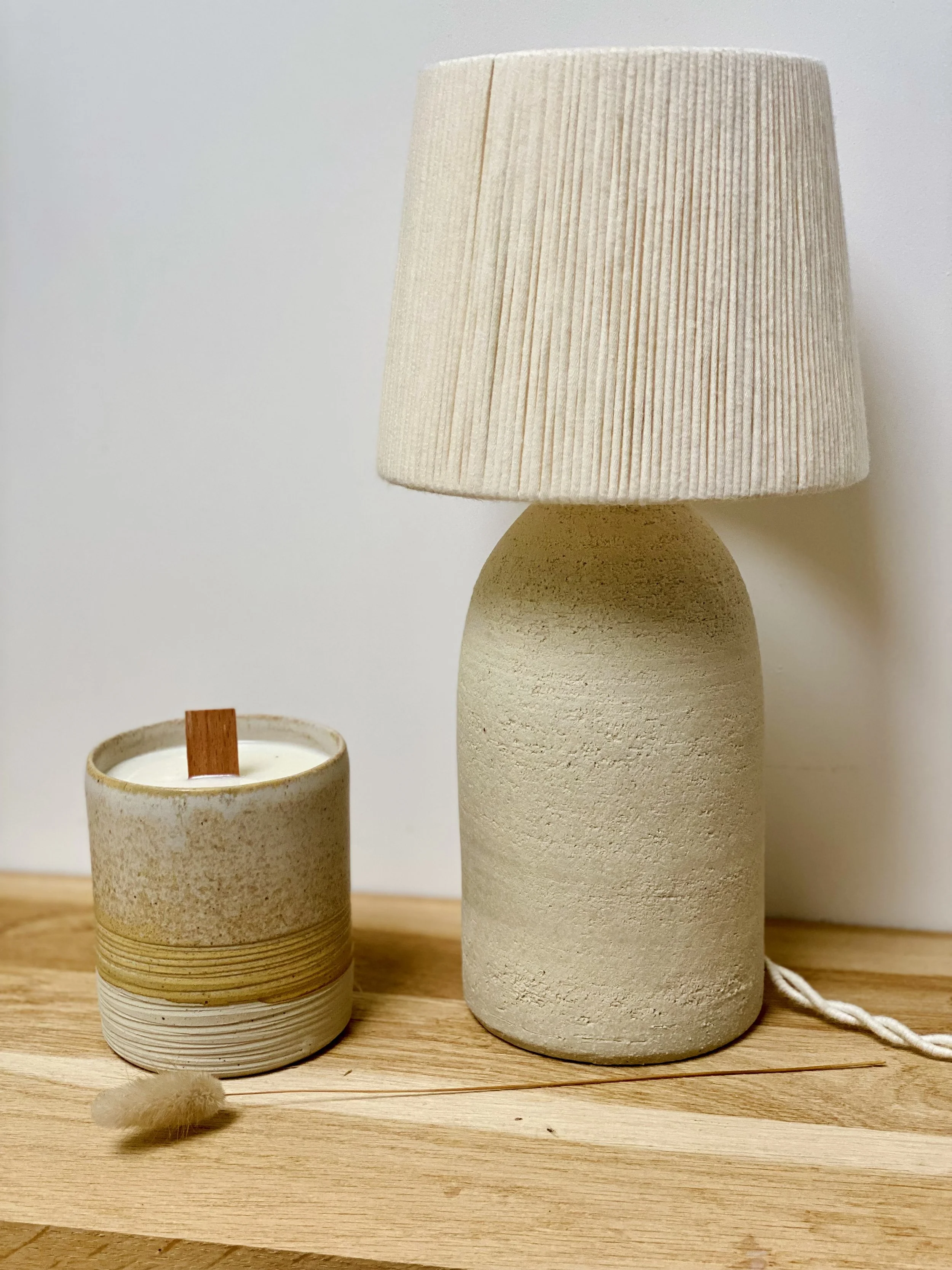 Lampe de table beige en grès chamotté