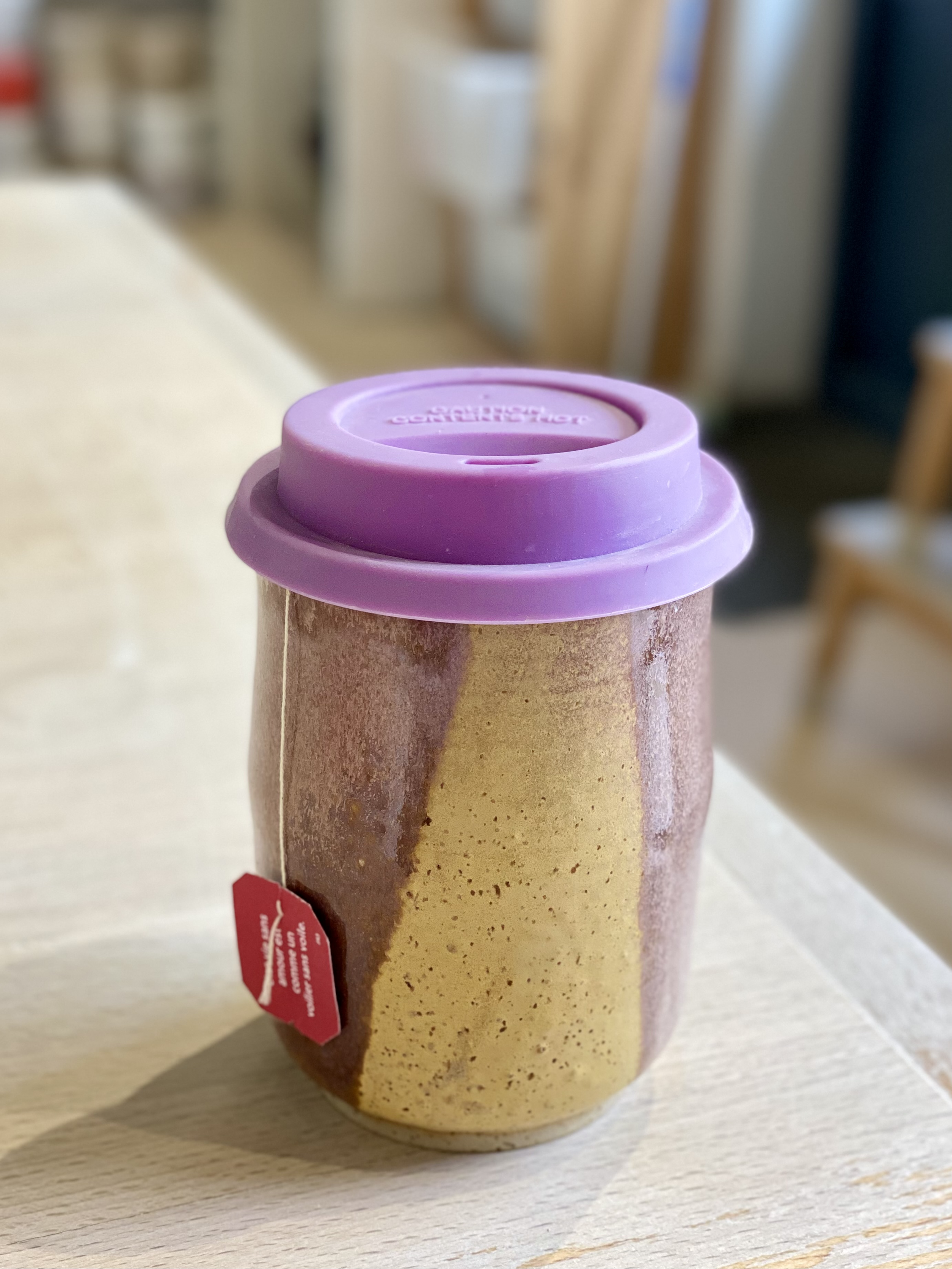 Grand mug avec couvercle en silicone