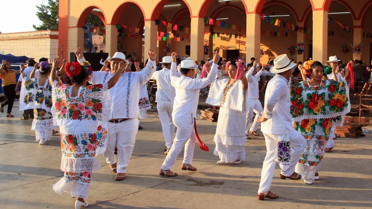 Tradicional vaquería de yucatán en Feria Los Divorciados en Bacalar, Quintana Roo