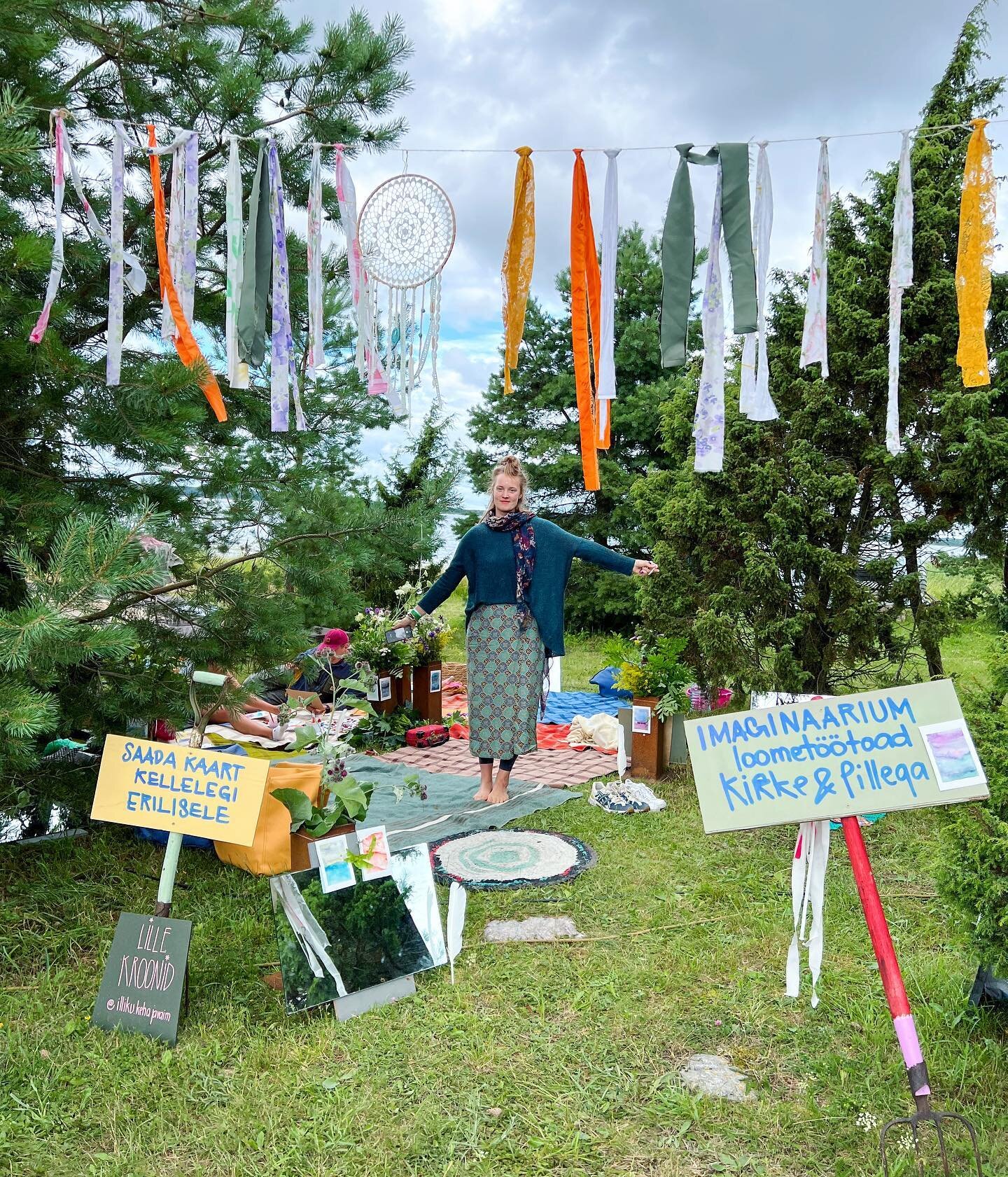 Pilliroog ja Laiakask asju ajamas. 
🍃🎋

kahel ilusal p&auml;eval avasime oma loomet&ouml;&ouml;toad. lasime inimestel luua ja lihtsalt olla. 

ait&auml;h @illiku.kehajavaim ja @ilandsoundfestival 💚 ait&auml;h mu kulla Kirke🤍 t&auml;nutunne k&otil