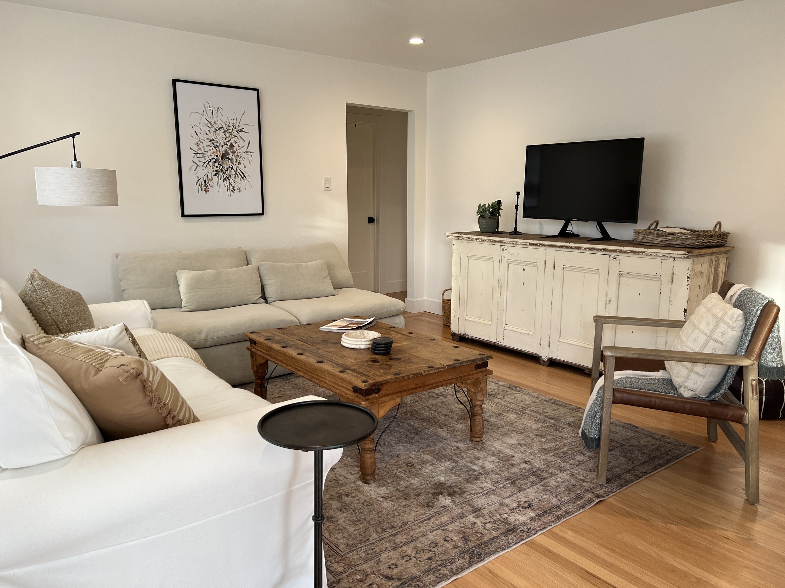 Living room with vintage coffee table and banquette