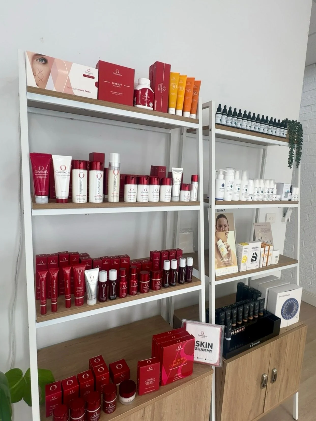 Introducing&hellip; O COSMEDICS ❤️❤️ 

&mdash; 

Australian-made and owned, O Cosmedics bridges the gap between cosmetic science and skin health, offering clean, clinical-grade formulations that deliver real, visible results.

Powered by potent activ