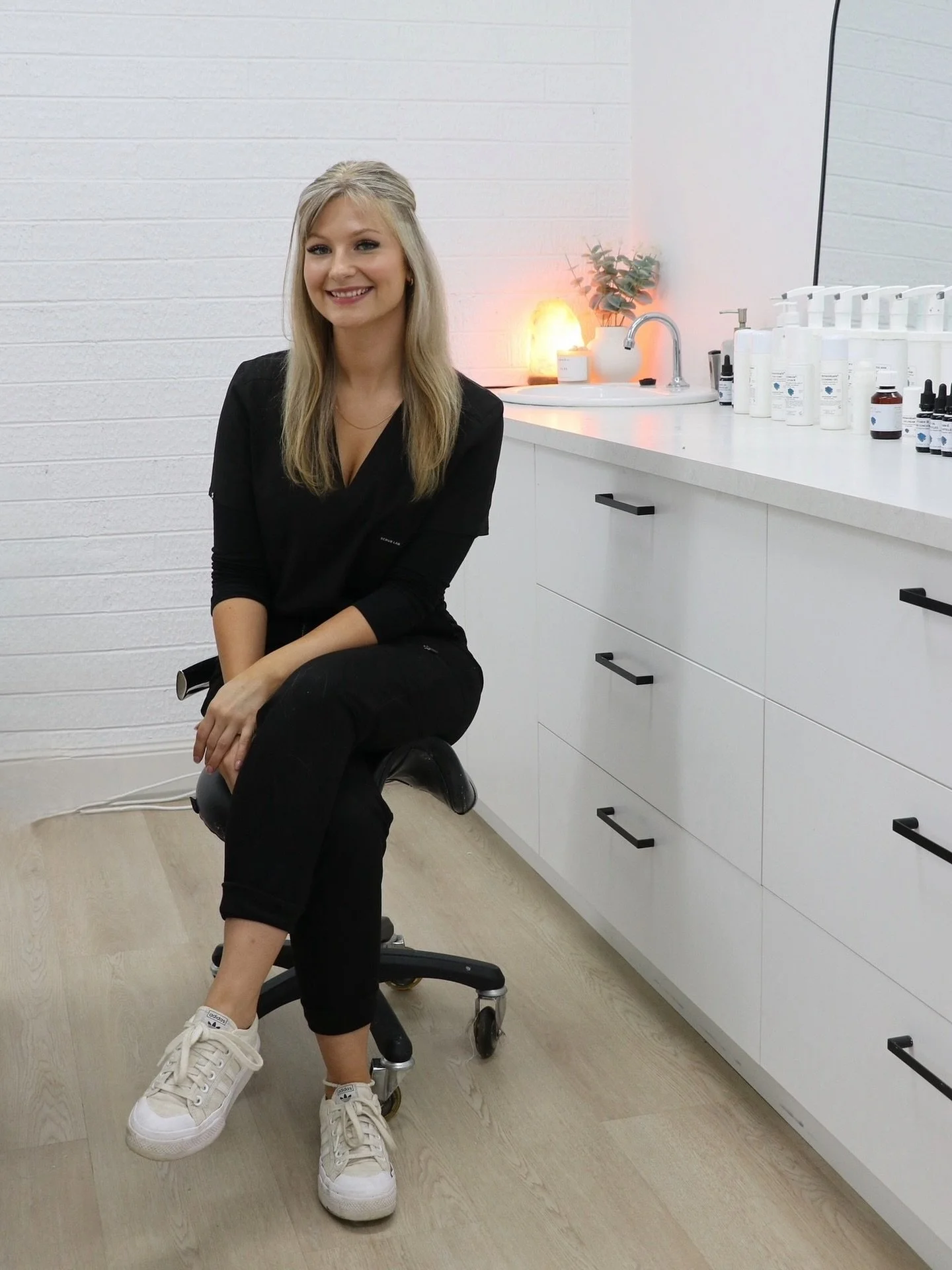 ✨ Hi, I&rsquo;m Sarah - the face behind Skin Ritual Studio ✨ I absolutely love being your go-to skin therapist and helping you feel confident in your skin 💆&zwj;♀️💫 Whether you&rsquo;re here for results-driven treatments, a moment of calm, or both 