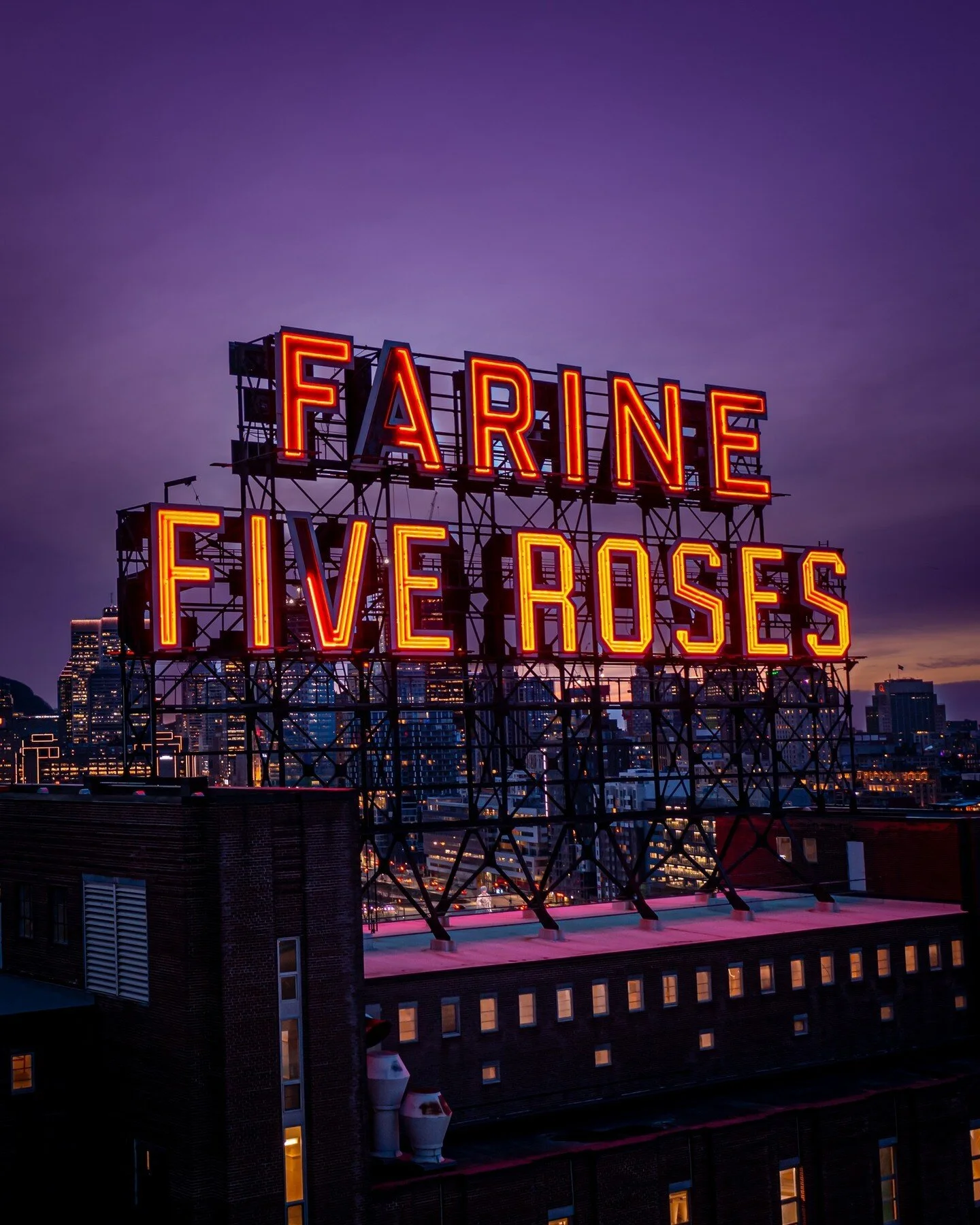 Montreal sign welcoming you to the heart of the city.⁠
[FR]Un accueil chaleureux au centre-ville de Montr&eacute;al.⁠
.⁠
.⁠
.⁠
#montreal #mtl #discovermontreal #igersmontreal #montreal_gallery #livemontreal #dailyhivemtl #montrealcity #montrealcanada