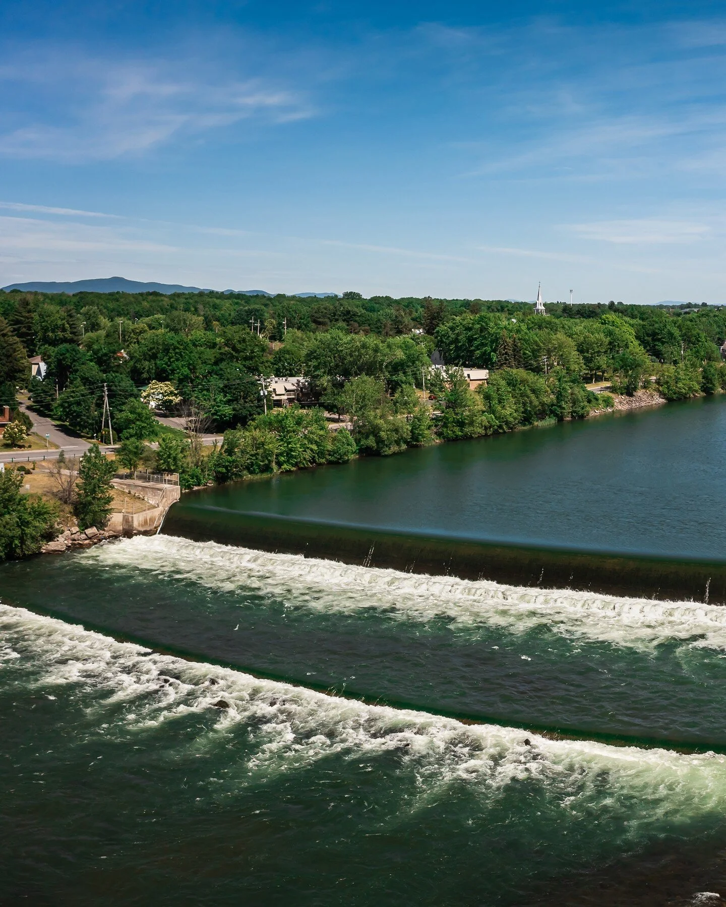 [EN⬇️] Chutes de Chambly - ou Barrage de Chambly - &agrave; 5M de haut ce n'est d&eacute;finitivement pas le plus haut au Qu&eacute;bec, mais son 270M de long est impressionnant &agrave; voir. ⁠
Le barrage de Chambly est un seuil d&eacute;versant en 