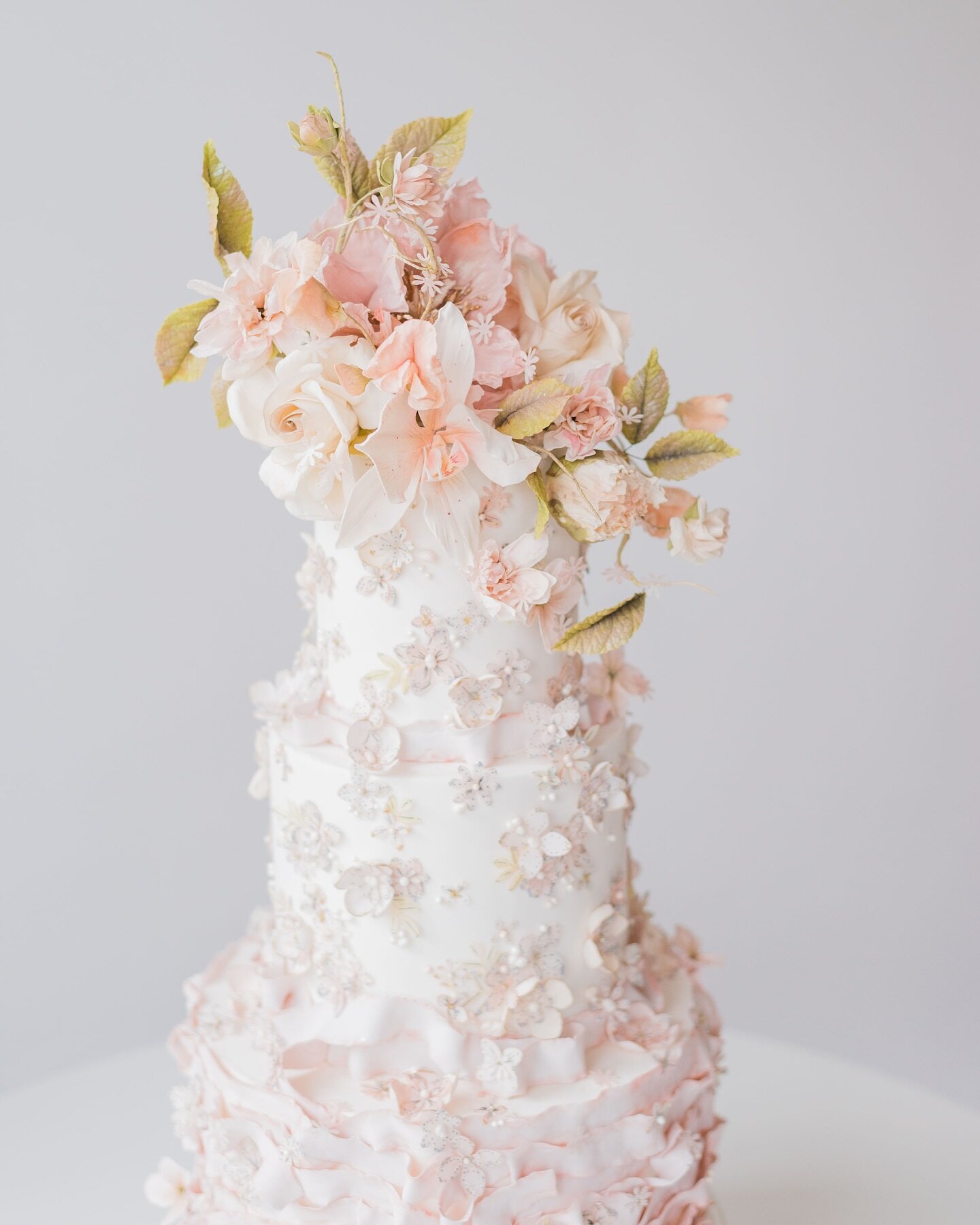 SPRING🌸

Planning: @brittanyannesevents 
Photography: @rochacophoto 
.
.
.
.
.
.
#wedding #weddings #weddingcake #weddingcakes #cake #cakedecorating #cakeart #cakeartist #weddinginspiration #sugarflowers #sugarart #gumpasteflowers #summerwedding #pg