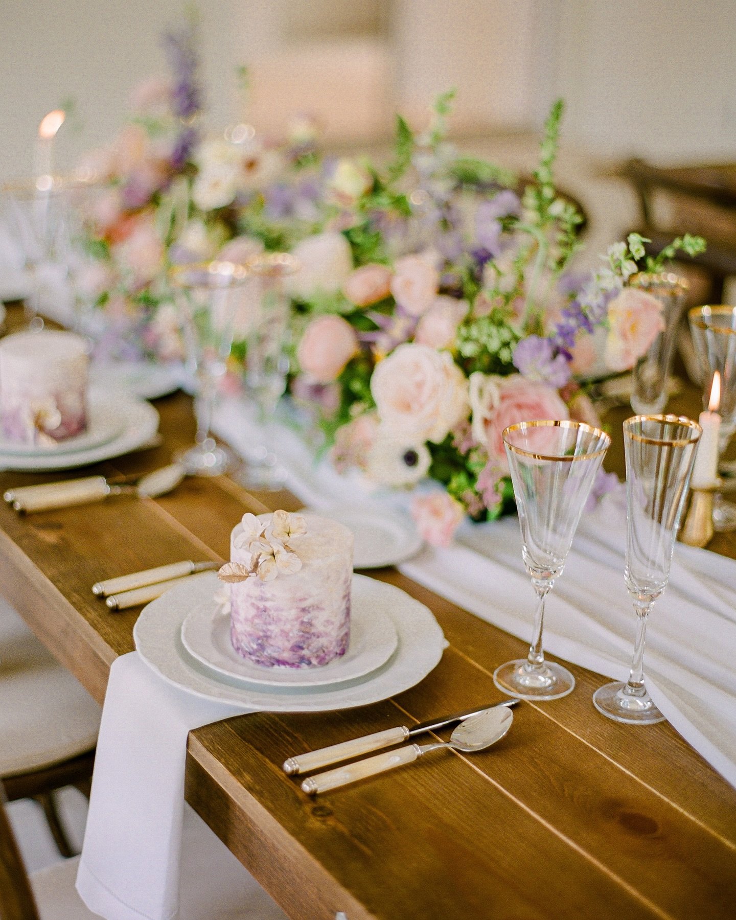 Want to make your guests feel extra special? Upgrading their dessert to personal miniature cakes is luxurious and creates an experience they will never forget. 

Planning: @exhaleevents 
Photography: @palermophoto 
Venue: @frickpittsburgh 
Florist: @