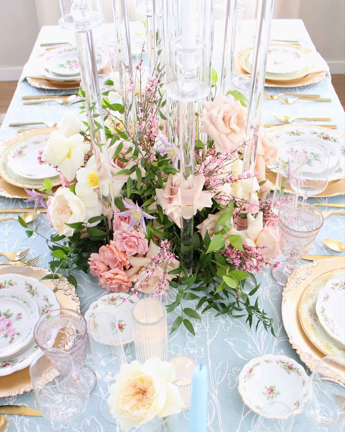 🪻 Happy Easter 🌷

Design and Floral: @twigandvinefloralstudio 
Linen and napkins: @partymosaic 
Rentals: @themustardcouch 
.
.
.
.
.
#floral #floraldesign #wedding #weddingflowers #bridal #floralart #pawedding #wvwedding #florist #floristry #floris