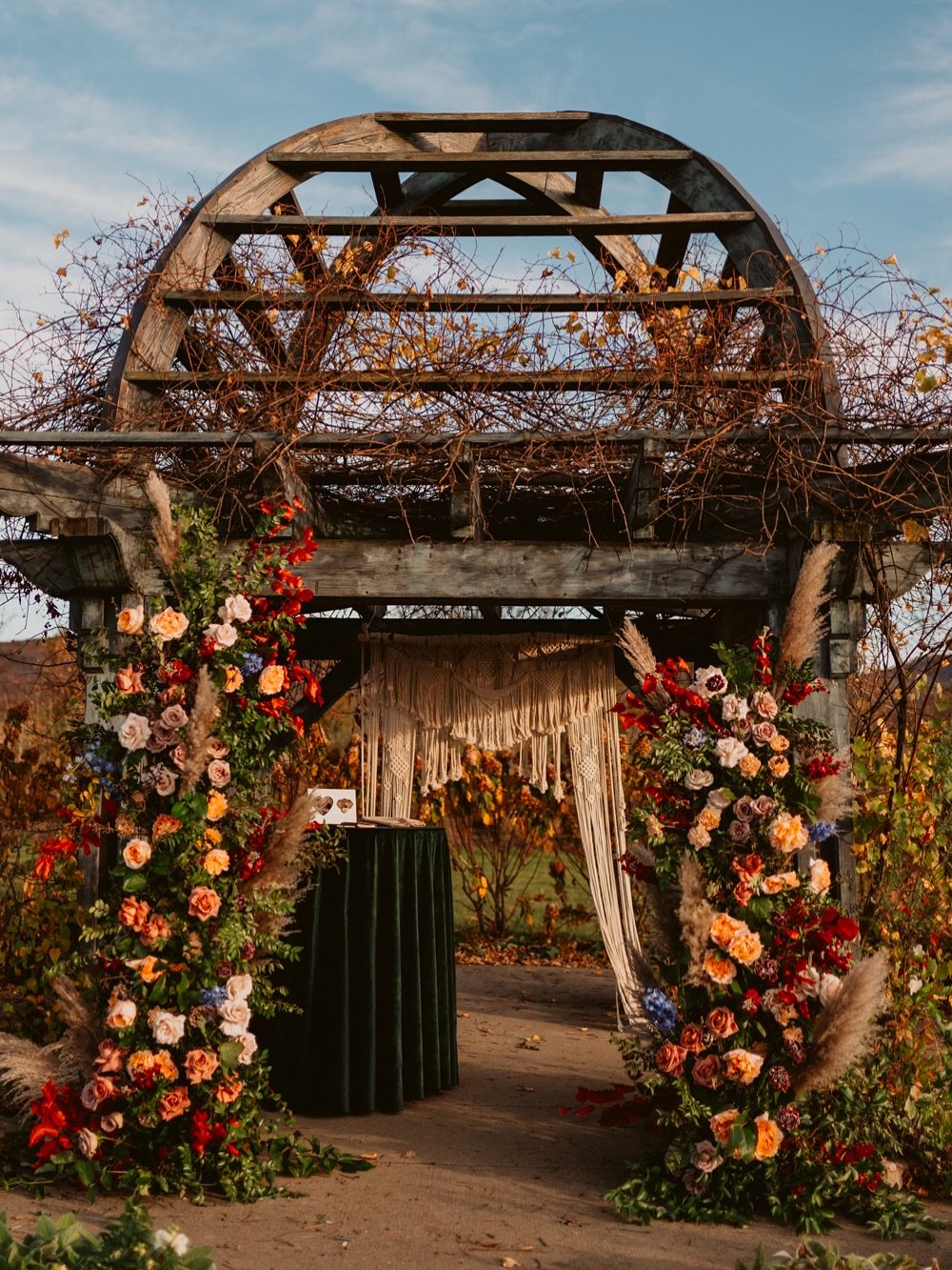 Happy Fall🍁🍂

Photography: @taaayollaphoto 
Planning: @helloproductions
Venue: @rich_farms_wedding_barn 
Linen: @partymosaic 
Rentals: @vintagealleyrentalspgh @the1978collection 
Floral Design: @twigandvinefloralstudio 
Cake: @alexrobbacake 
.
.
.
