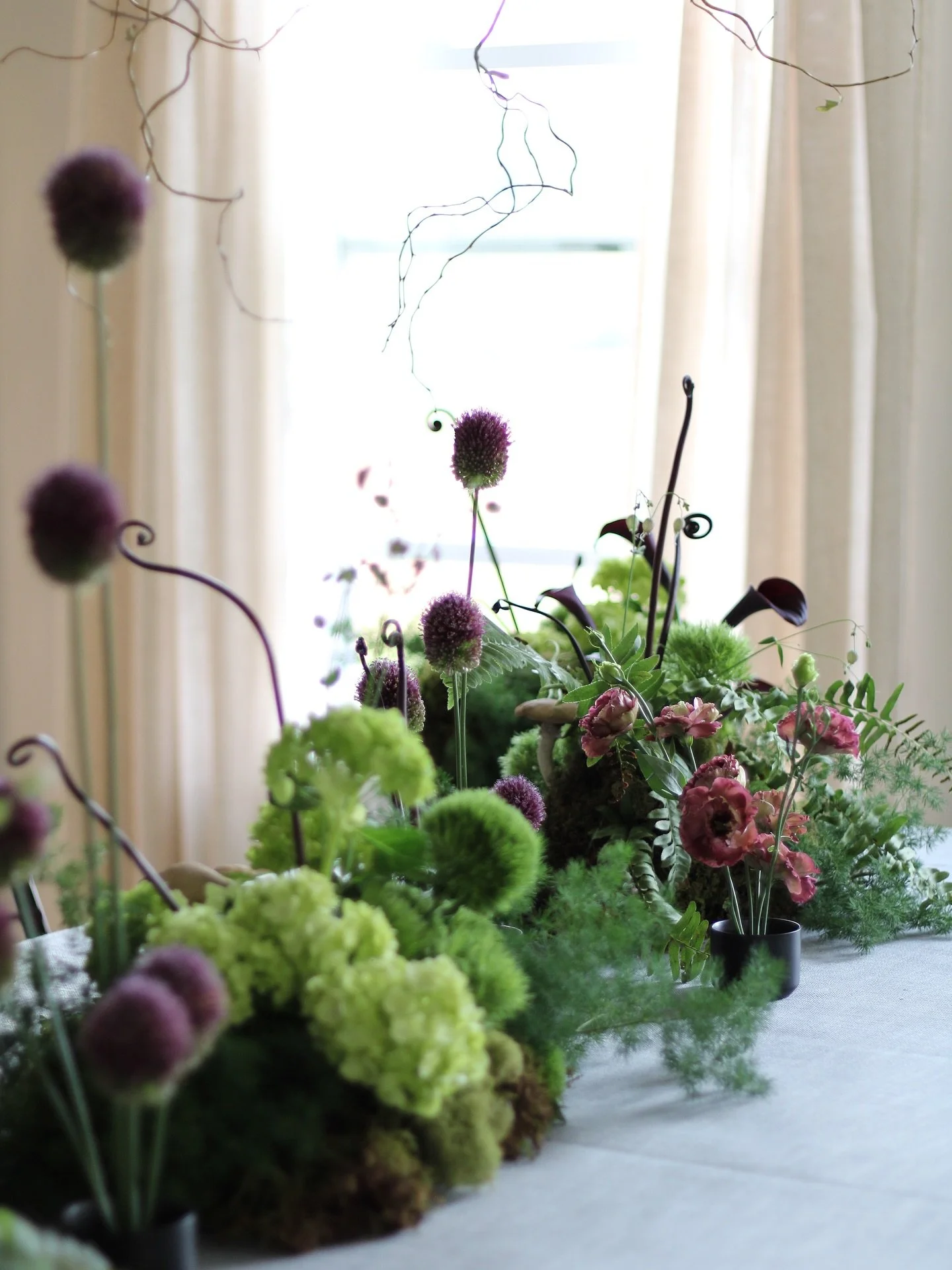Happy Halloween 🍁🍄

Mossy, witchy, woodland vibes&mdash;elevated with a touch of elegance.

This tablescape was such a joy (and a bit of a beautiful mess) to design, creating an immersive experience that truly transported guests into another world.