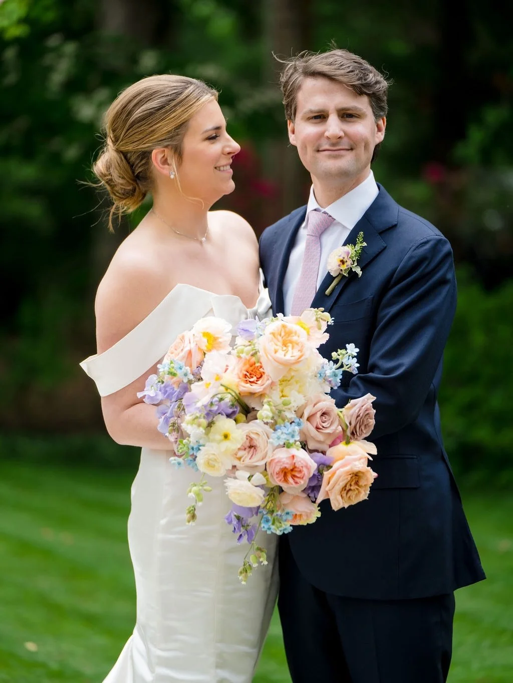Mentally here, in spite of the Arctic tundra outside.

J+J had the most beautiful Spring day🌸💜

Photography: @joeappelphotography 
.
.
.
.
.
.
.
#weddingfloral #floraldesign #springweddings #pittsburgh