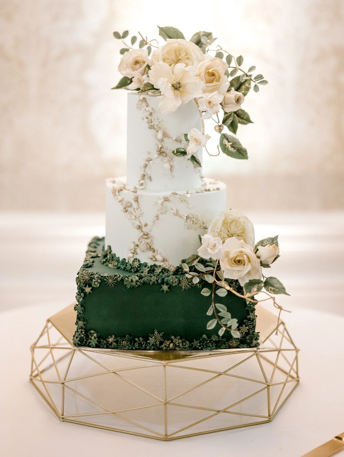 Warmest wishes, and a Happy Holiday Season to those celebrating💚

Photo: @dawnderbyshire 
.
.
.
.
.
.
#wedding #weddings #weddingcake #weddingcakes #happyholidays
