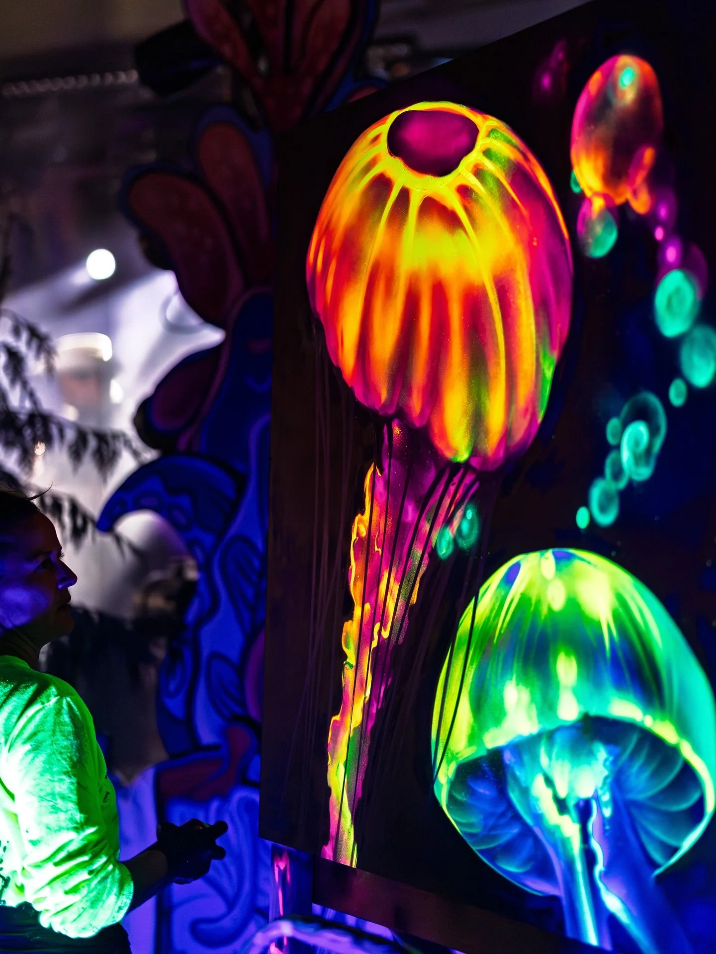 You know you want fluorescent bubbles in your house or office or studio. There are only a few days left to bid on these flowing glowy jellies with @paperwhalearts from @noisywatersmuralfest 

Link in bio! 

These absolute amazing photos were taken by