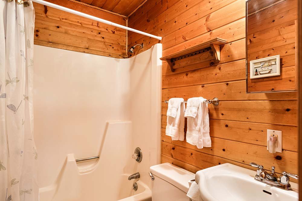 Full sized bathroom with fresh linen and towels