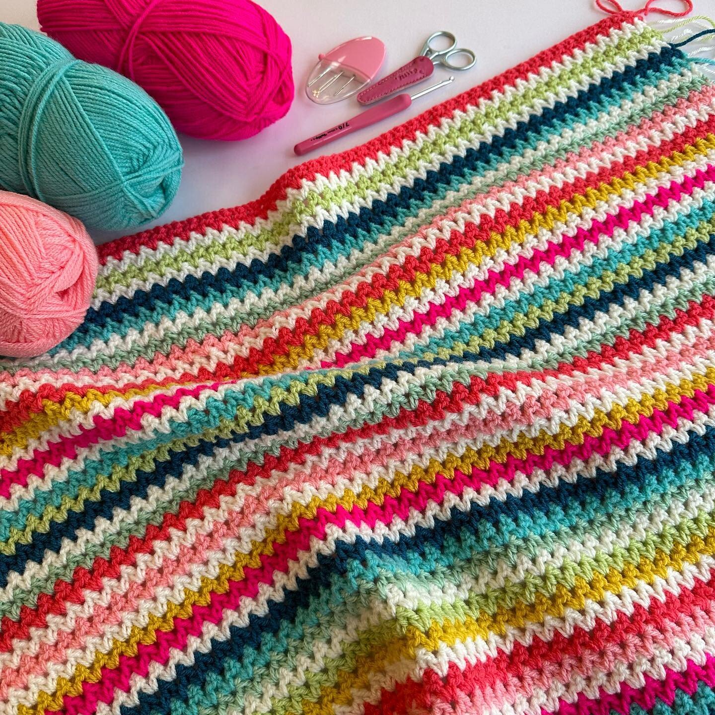 V stitch is so relaxing. I&rsquo;m enjoying these bright colours too💕 

Free v stitch tutorial at madebyanita.co.uk
Yarn is @knitsirdar Hayfield bonus Dk. See my previous post for details. 

#vstitch #instacrochet #grannysquareblanket #crochetersofi