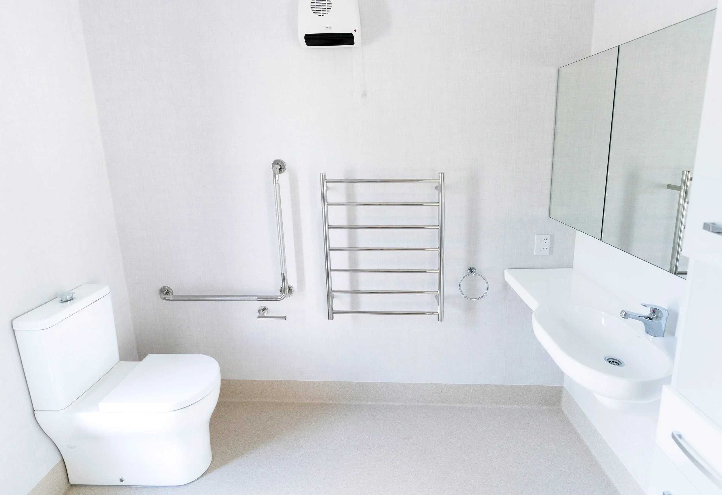 Well-equiped bathroom with accessibility featuers to assist with movement in wet areas.