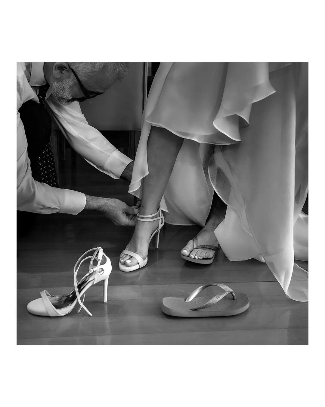 &Sigma;&tau;&eta;&nu; &epsilon;&tau;&omicron;&iota;&mu;&alpha;&sigma;ί&alpha;, flip-flops &kappa;&alpha;&iota; &tau;&alpha;&kappa;&omicron;ύ&nu;&iota;&alpha;...

.
.
.
.
.
.
.
.
.
#flipflops #analogphotography #weddingprep #weddingphototgraphergreece
