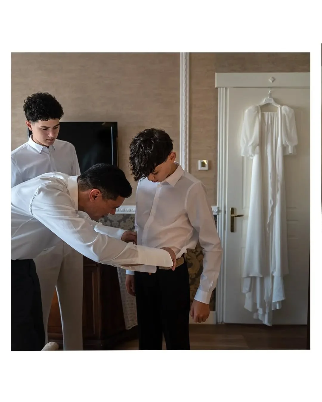 Men in style. 

.
.
.
.
.
.
.
.
.
.
.
#luxuryweddingingreece #filmweddingphotographer #leicam4 #analogphotography #notaweddingphotographer #candidwedding #weddingphototgraphergreece #projectunposed #groomprep #voguewedding #groomstyle #family #younme