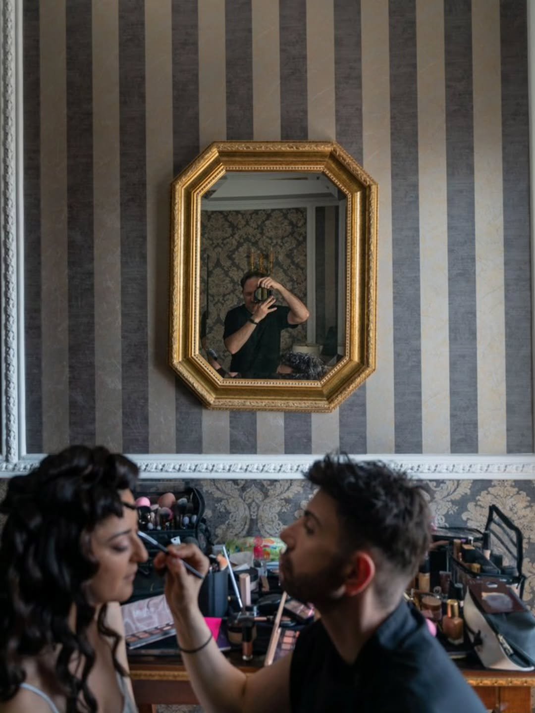 &Eta; &nu;ύ&phi;&eta; &beta;ά&phi;&epsilon;&tau;&alpha;&iota;. &Omicron; stylist &kappa;ά&nu;&epsilon;&iota; &tau;&eta; &delta;&omicron;&upsilon;&lambda;&epsilon;&iota;ά &tau;&omicron;&upsilon;.
&Epsilon;&gamma;ώ &pi;ί&sigma;&omega; &alpha;&pi;&rsquo