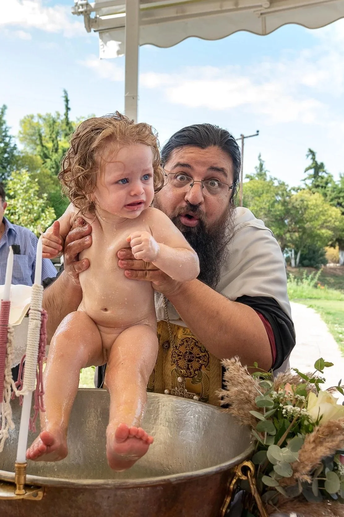 Η στιγμή της βάπτισης στην Επανομή Θεσσαλονίκης.