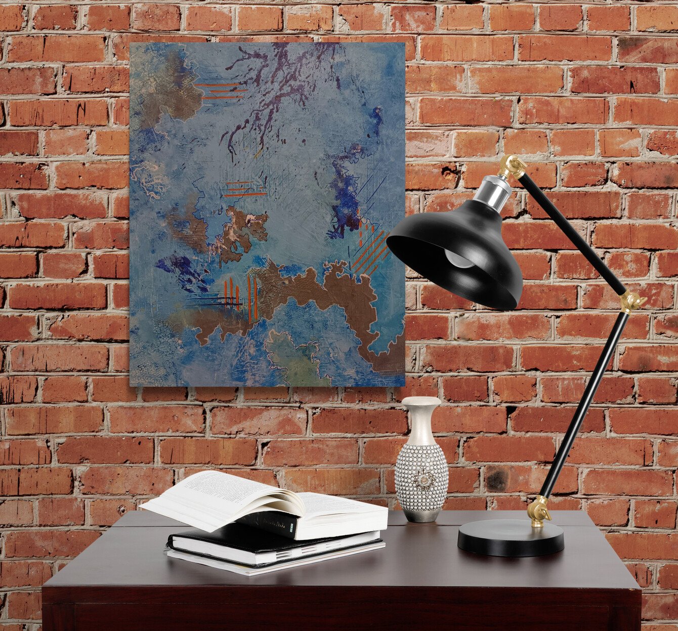 Small_desk_with_black_lamp.jpg
