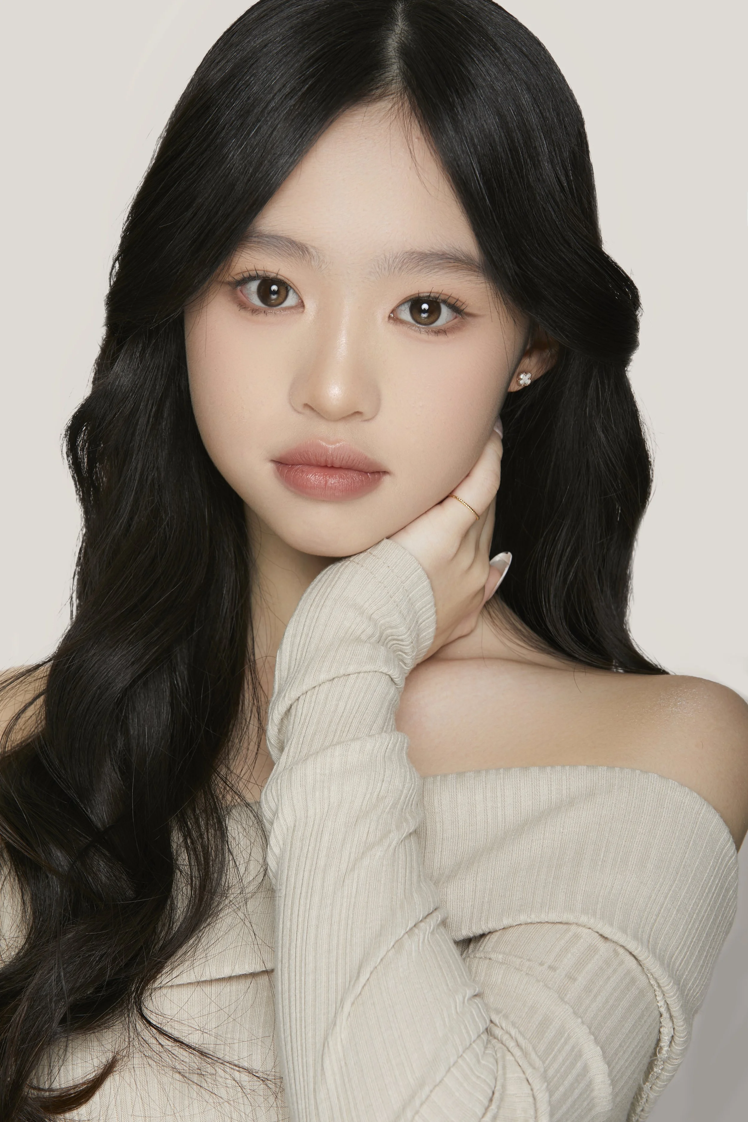 POSER GIRL - DARK PROFILE12874.jpg