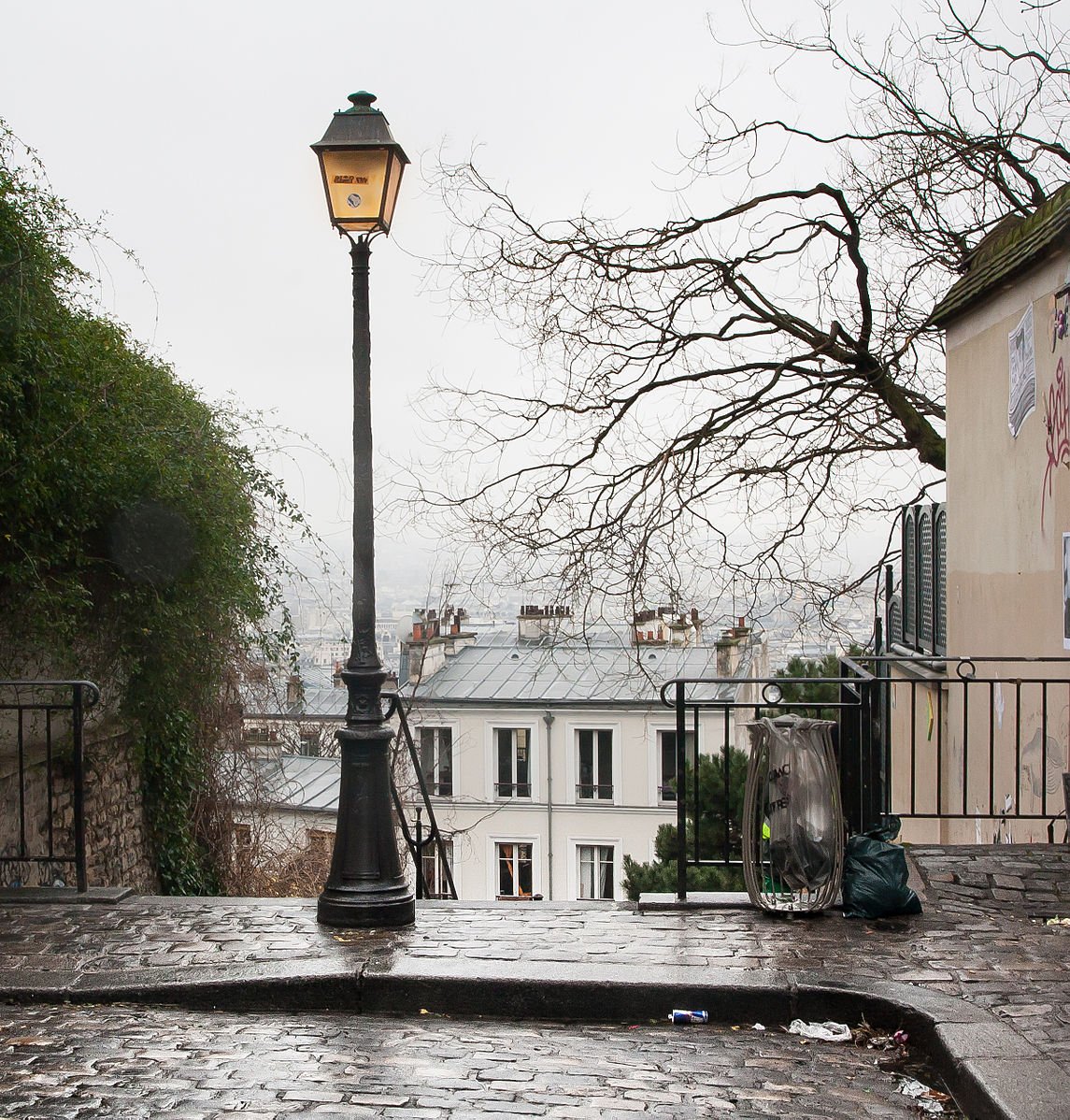 1145px-Réverbère_de_Montmartre,_Paris_2014.jpeg