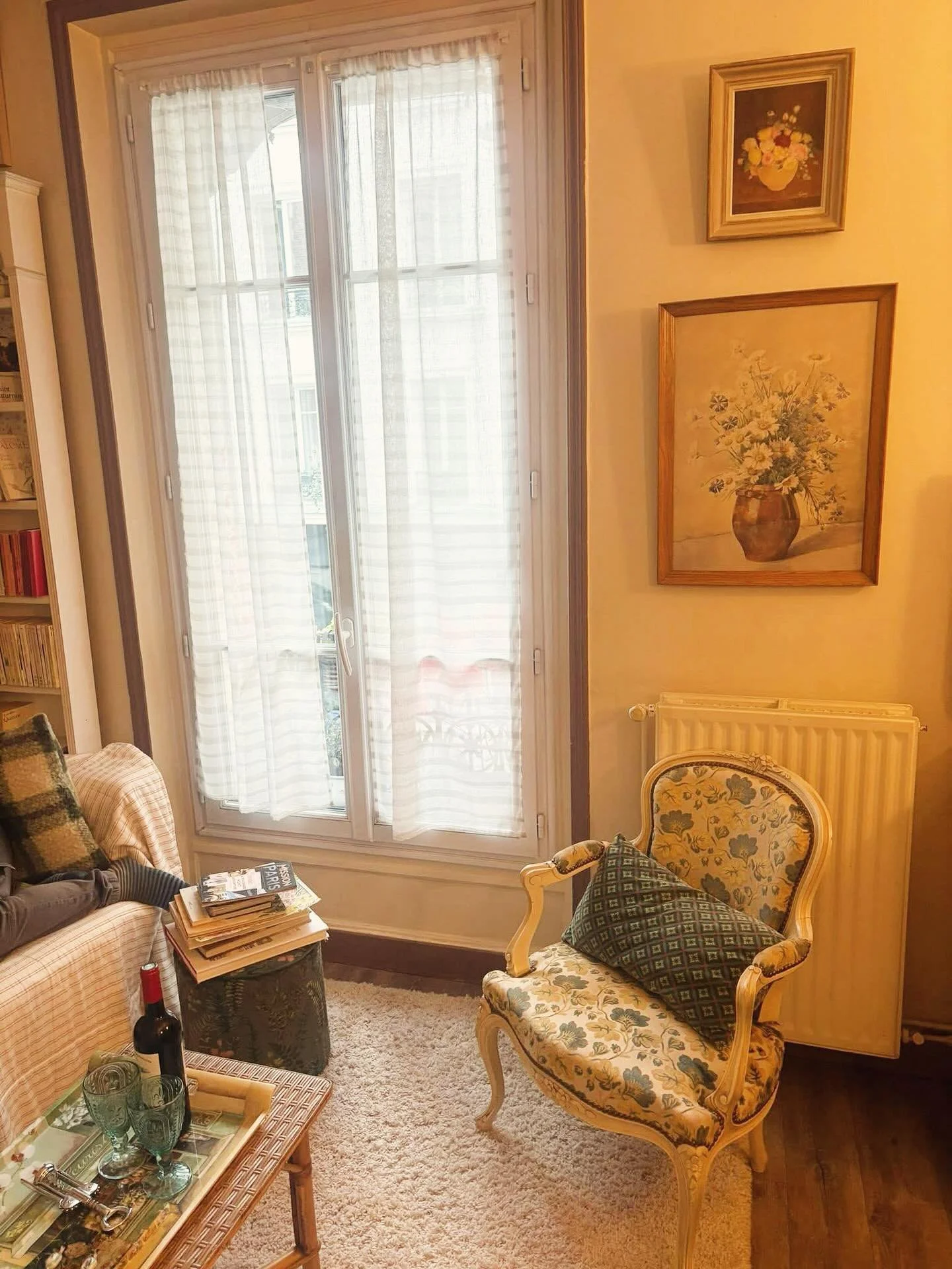 Giving myself some much-needed days off-line off social media chasing turtles off the coast of bali 🐢🐢❤️ but very quickly here are some photos from my beautiful guest Ruth who has just arrived at apartment Lisette in Montmartre! Amelies Paris!! A q