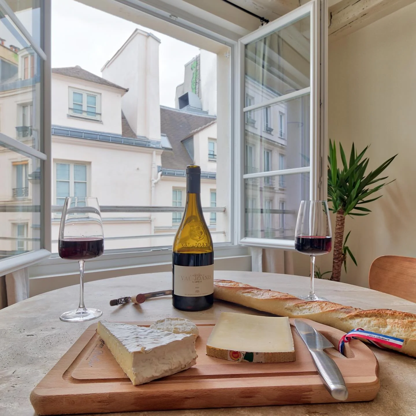 GUYS, I have a LAST Minute cancellation which whoohoo also means, LAST MINUTE AVAILABILITY at Antonellas Gorgeous Paris studio in le Marais!! From Nov 30th to December 5th (5 nights) sooooo who wants to make this studio their home in Paris? Who's goi