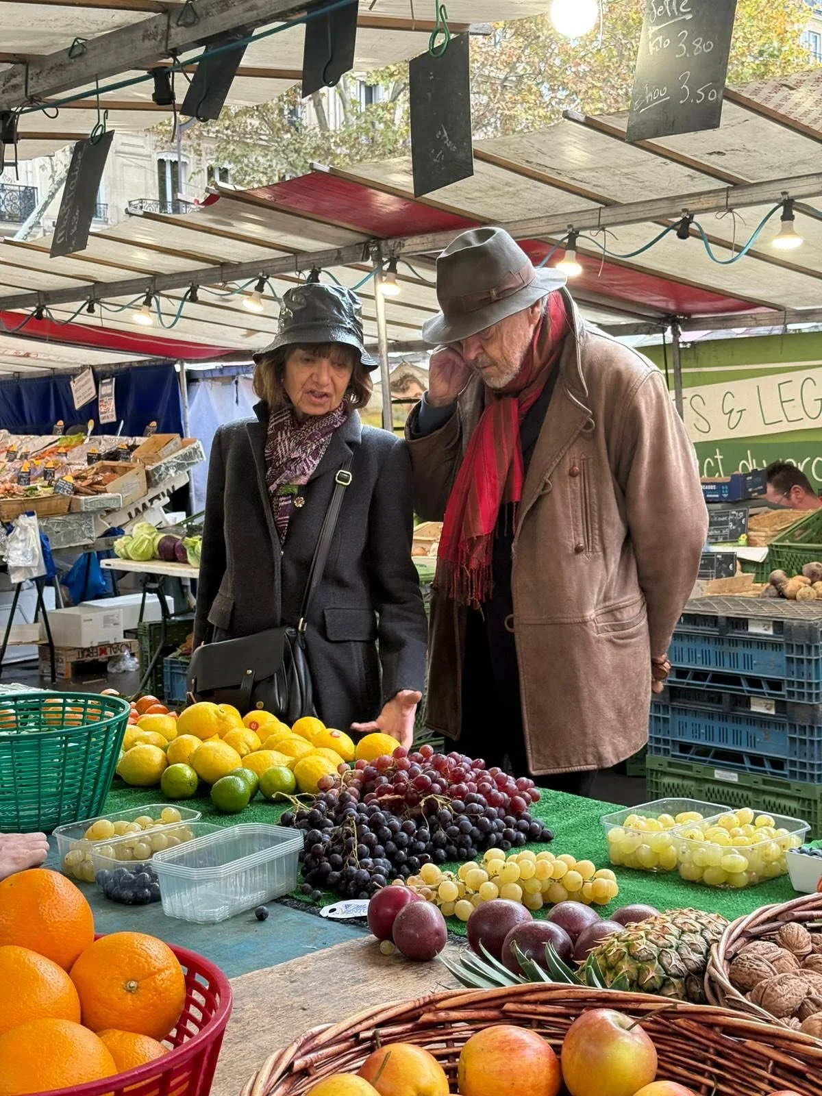 Alvin goes to the Parisian markets and winds up stalking fashionable classic cool Parisians doing their weekly grocery shop! hehehe

And he asked me to share these pics, this is the market around the corner from Studio Francois in the 6eme, St Germai