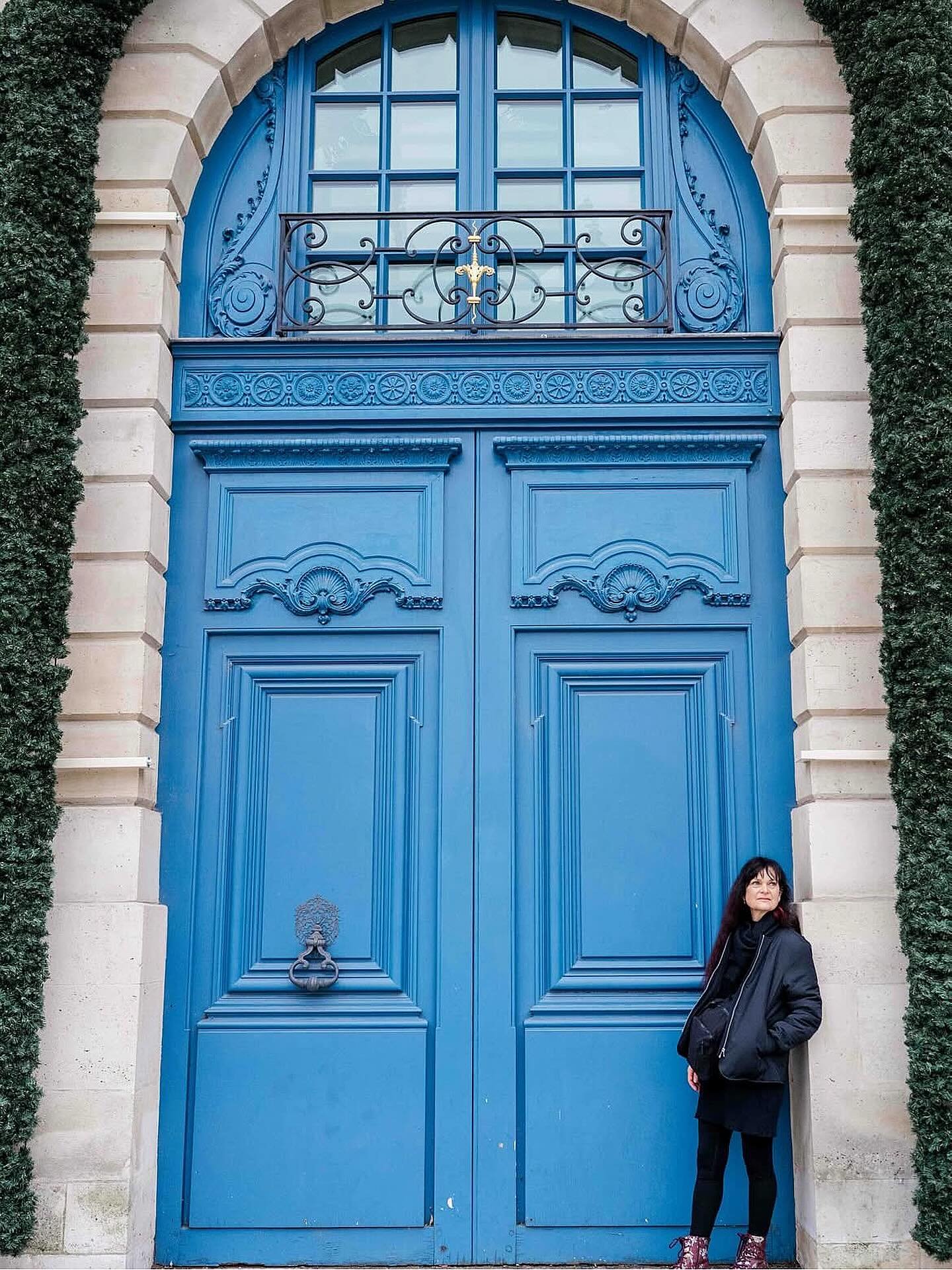 Look at Llisa!! 😍😍😍 Im SO proud to say Llisa was a recent guest of Petite in Paris 🤗 and a guest of Antonella, my divine yogi astrologist B&amp;B hostess and  her luxe home in le marais village ❤️ The very special solo women's B&amp;B. This is wh