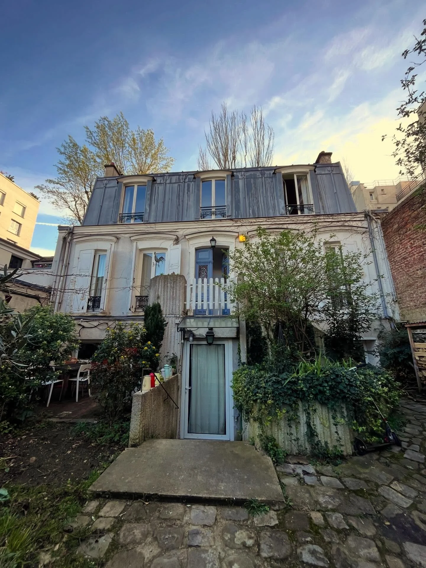 I LOVE BEING HERE right now in Paris, having a sacred Sunday in this Artists Residence, Richards Petite Paris home is my dream come true 😍😍 Its like a warm hug protecting you behind its secure gate shielding you from the streets beyond, resisting t