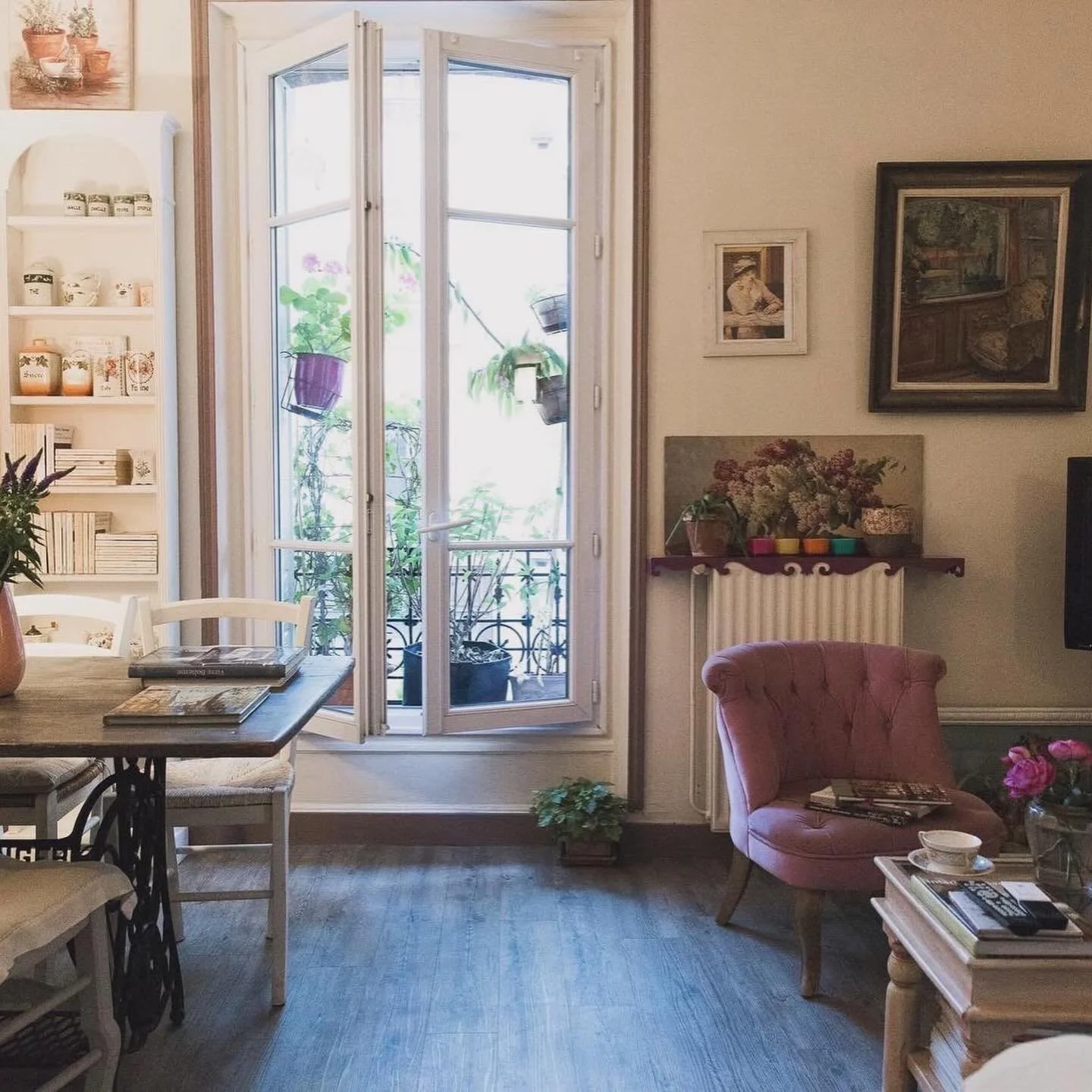 Very quickly GUYS!! a sudden cancellation up for grabs at Lisette's Paris Montmartre home 26-30 May. I thought I'd throw it out there in case any one wants to grab this apartment for these dates this spring in Paris - and before I do hahahha Quick li