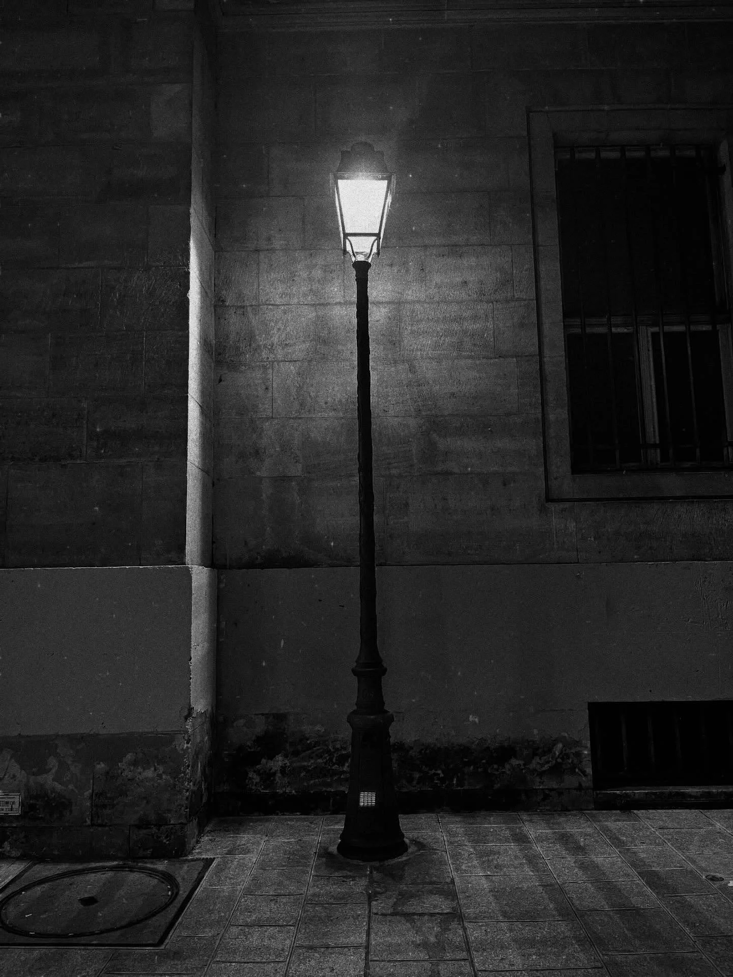 It doesn't need to be the most picturesque or most trending must-see spot, it just needs to be Paris! 👌

#realparis #petiteparis #paris #everydayparis