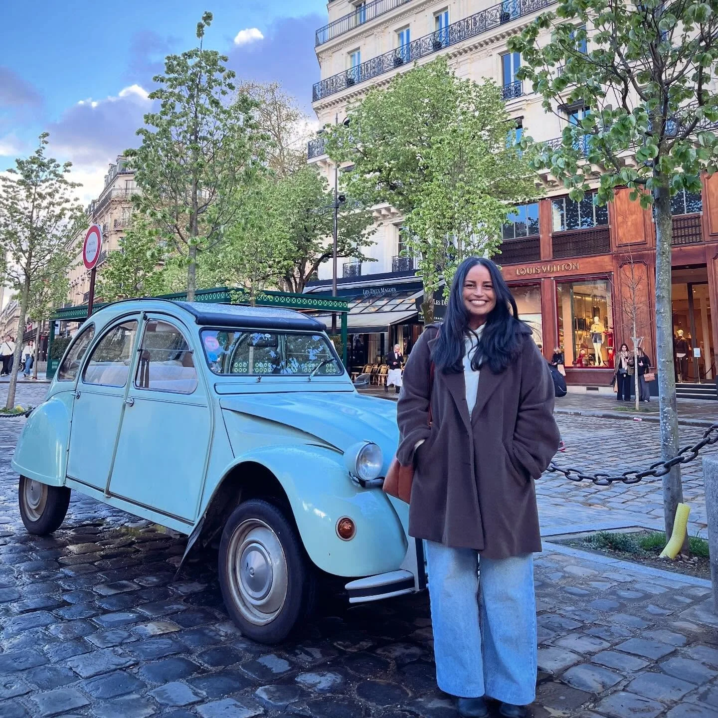 Love my new Petite wheels in Paris? If only!! 🥰 I had a ball today being driven around Paris in CV classic and I absolutely LOVED seeing Paris from this perspective &amp; on wheels!! 

I partner with Frederick from La Petite Frenchie tours for these