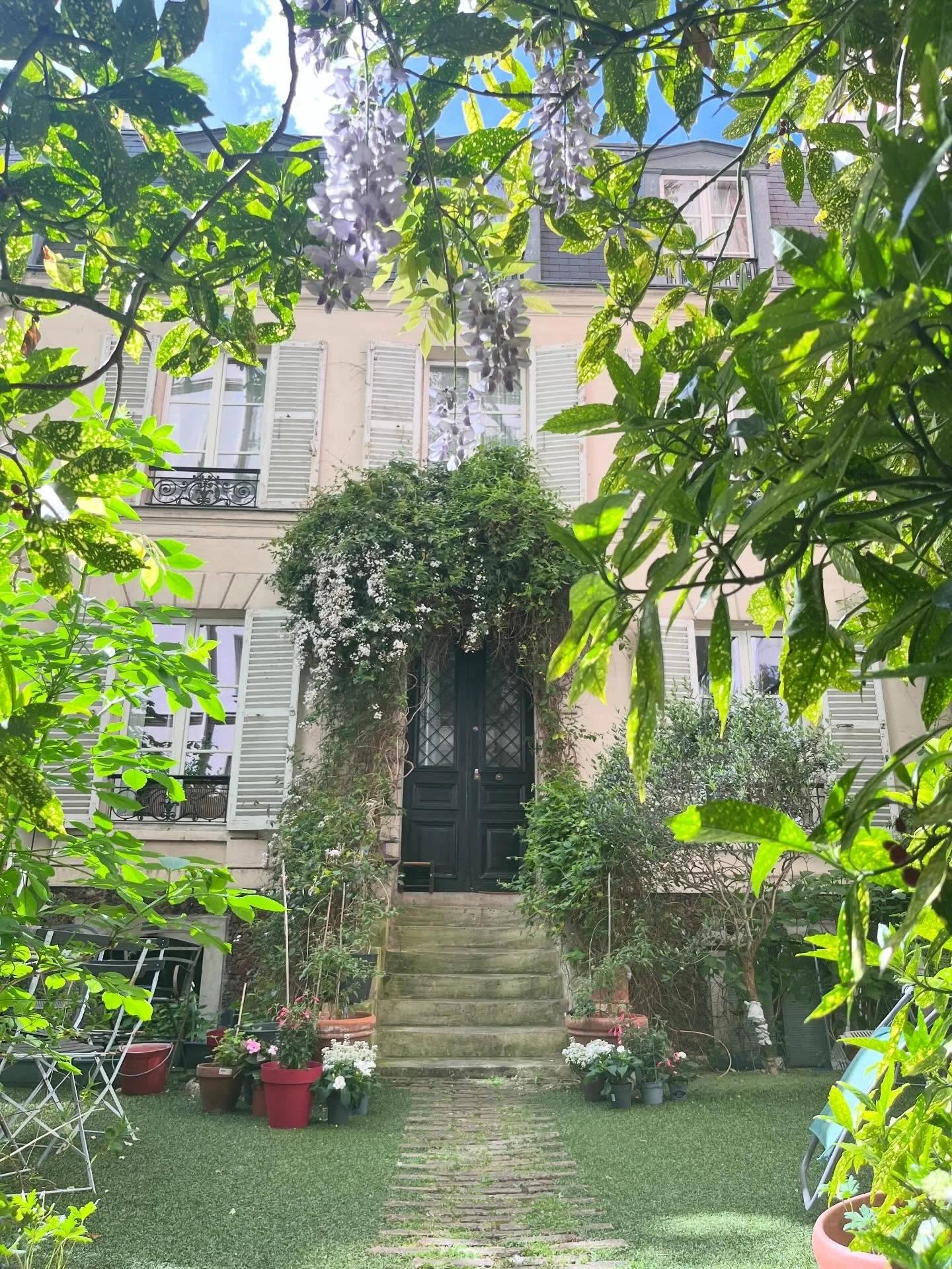 I just landed a NEW Petite Paris B&amp;B! 🥳🥳 B&amp;B Dominique in the 14eme behind Jardin Luxembourg will be on the website asap &amp; bookings will start from November! 

I visited Dominique last year, I visited her today, &amp; I told her I would