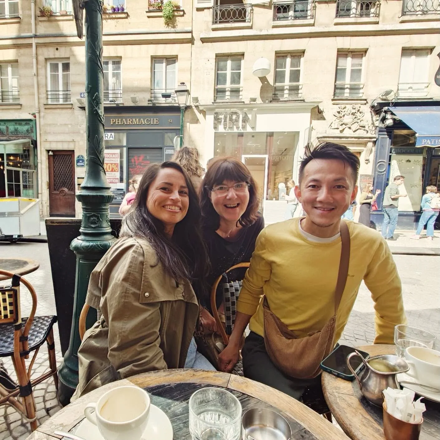FOMO fixed!! Coffee catch up with Nicole &amp; her Aunt (staying in Petite Apartment Michael) with Alvin this morning where I unconsciously tried to steal an Allonge 🤣☕️

Nicole says 'Alvin you look mid 30s'
He says 'Its the bread'
I say: Bread-jami