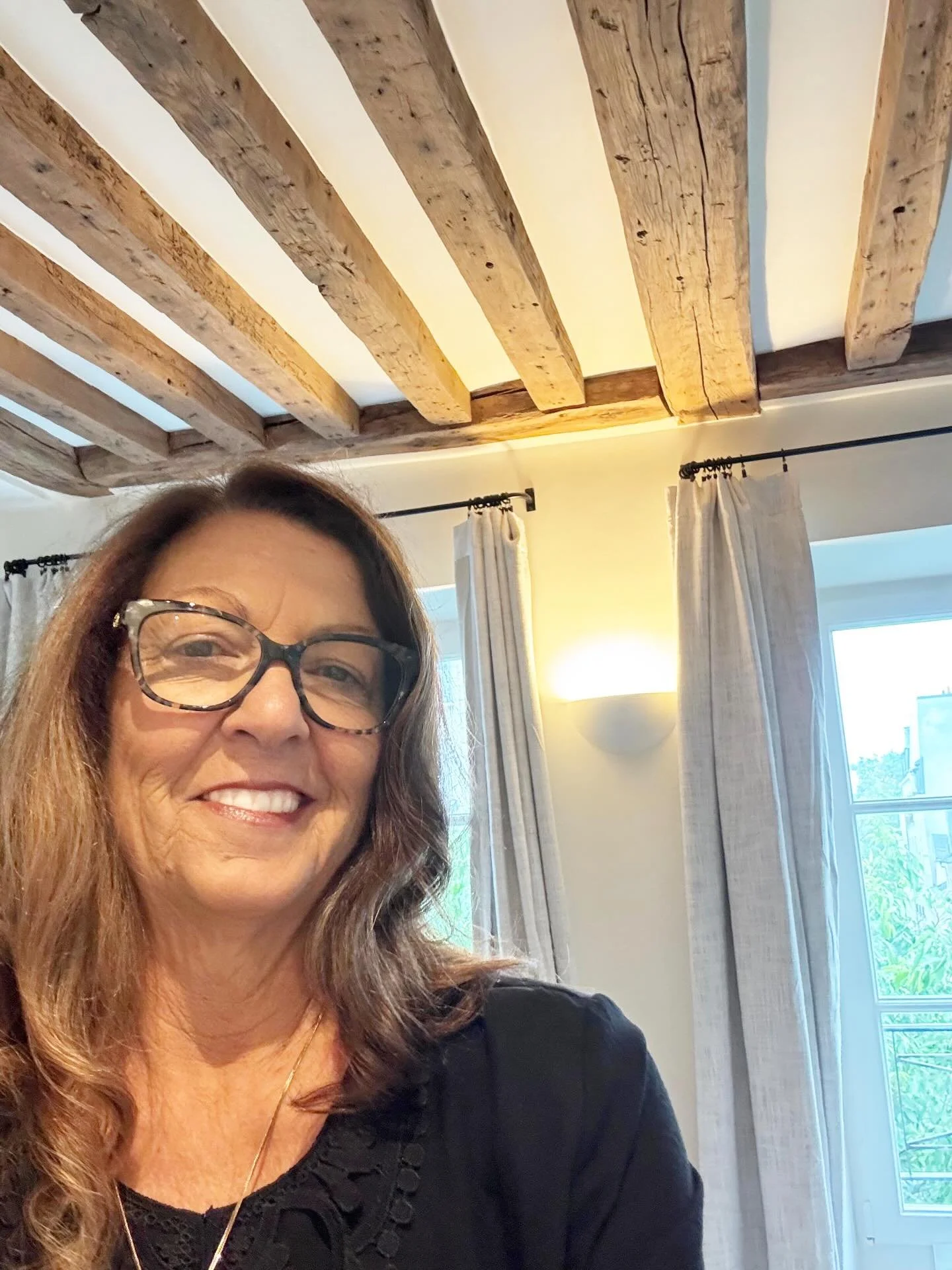 Meet Penny! Your newest Petite Paris friend 🥰 currently in Petite Paris Apartment Luca, living the slow travel life too...she booked 3 weeks in Paris but sadly leaves tomorrow! And just sent me this selfie Apartment pic - merci lady!!!

Between conf
