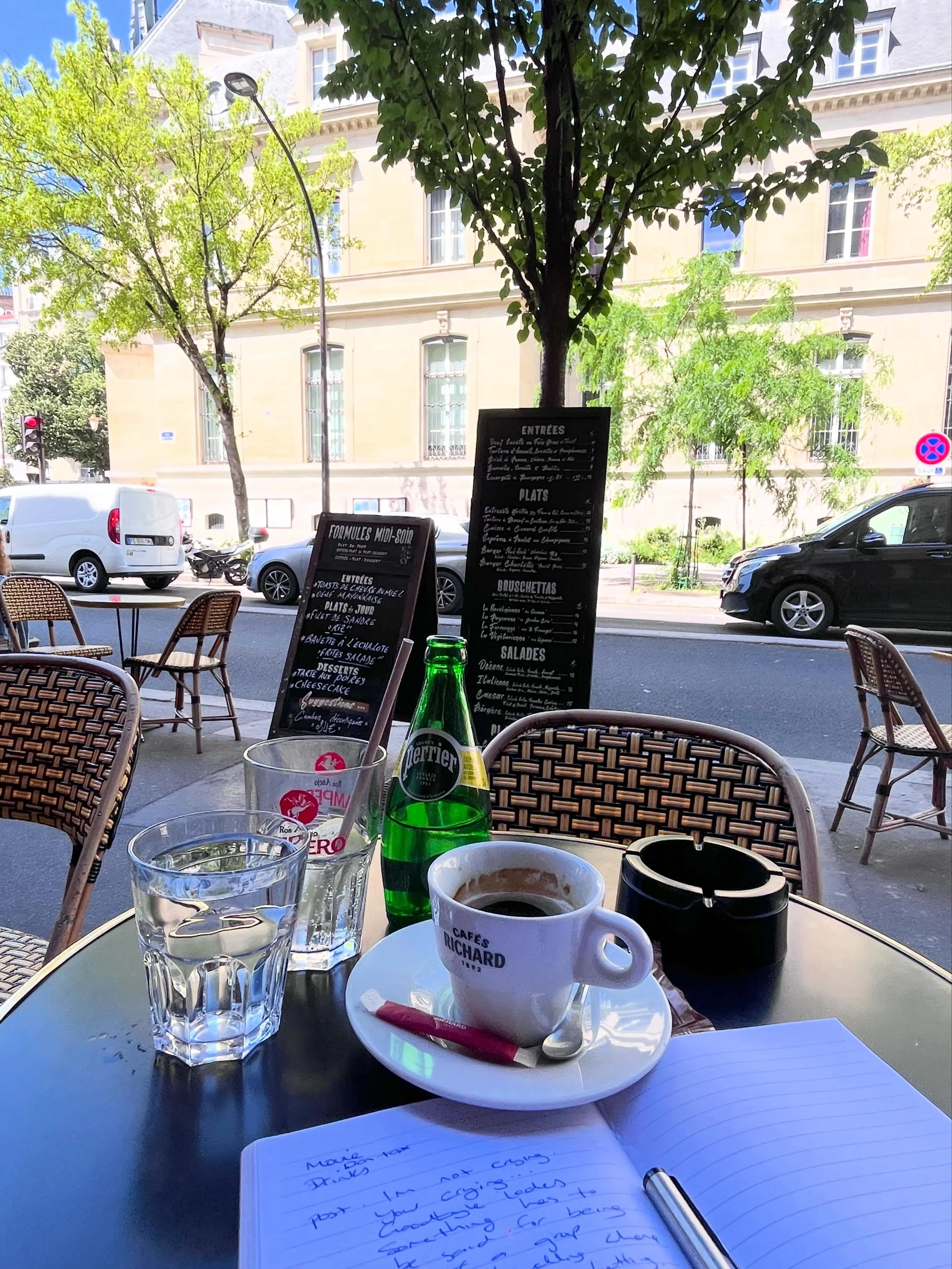 This moment in Paris. The solo ladies week is over, Lisa and Adrienne already on their flights back home and I dont even know who I am anymore in Paris 😭😩🥰 

Will write about our final days together soon, but for now its just back to me, Solo in P